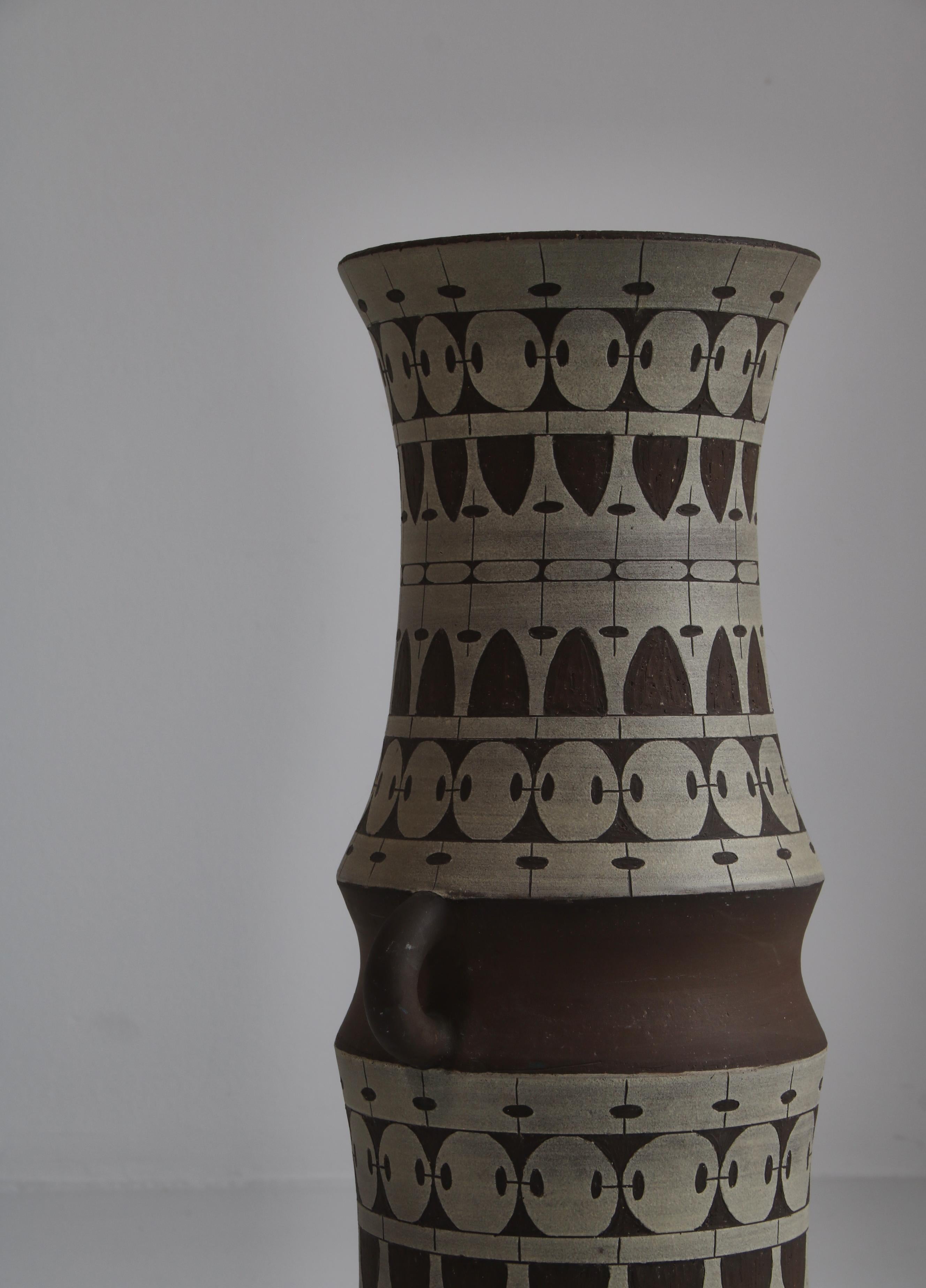 Suédois Grand vase de sol en céramique moderne scandinave par Ulla Winblad, Suède, années 1960 en vente