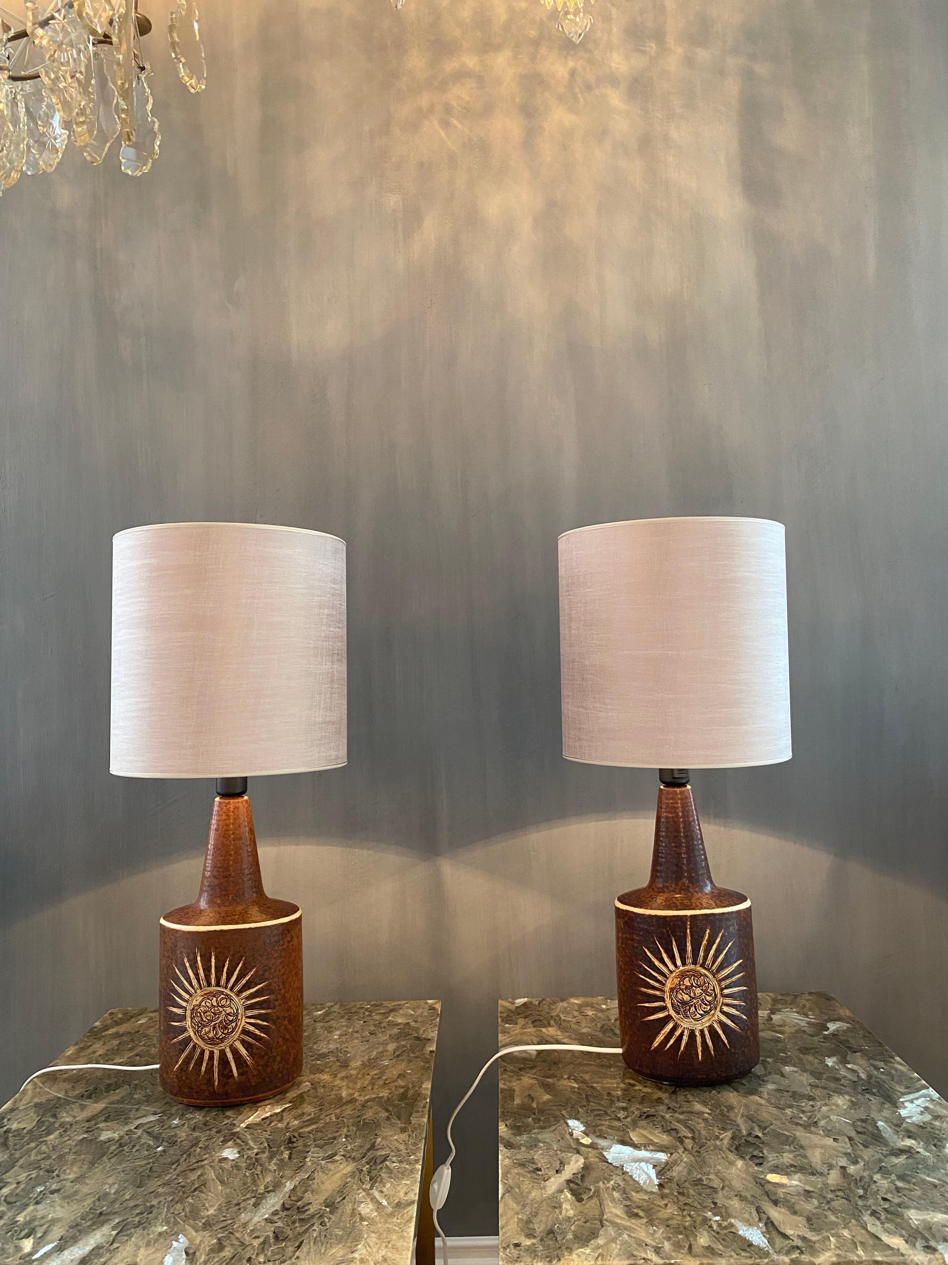 Grande coppia di lampade da tavolo moderne scandinave in ceramica smaltata marrone beige di Soholm in vendita 2