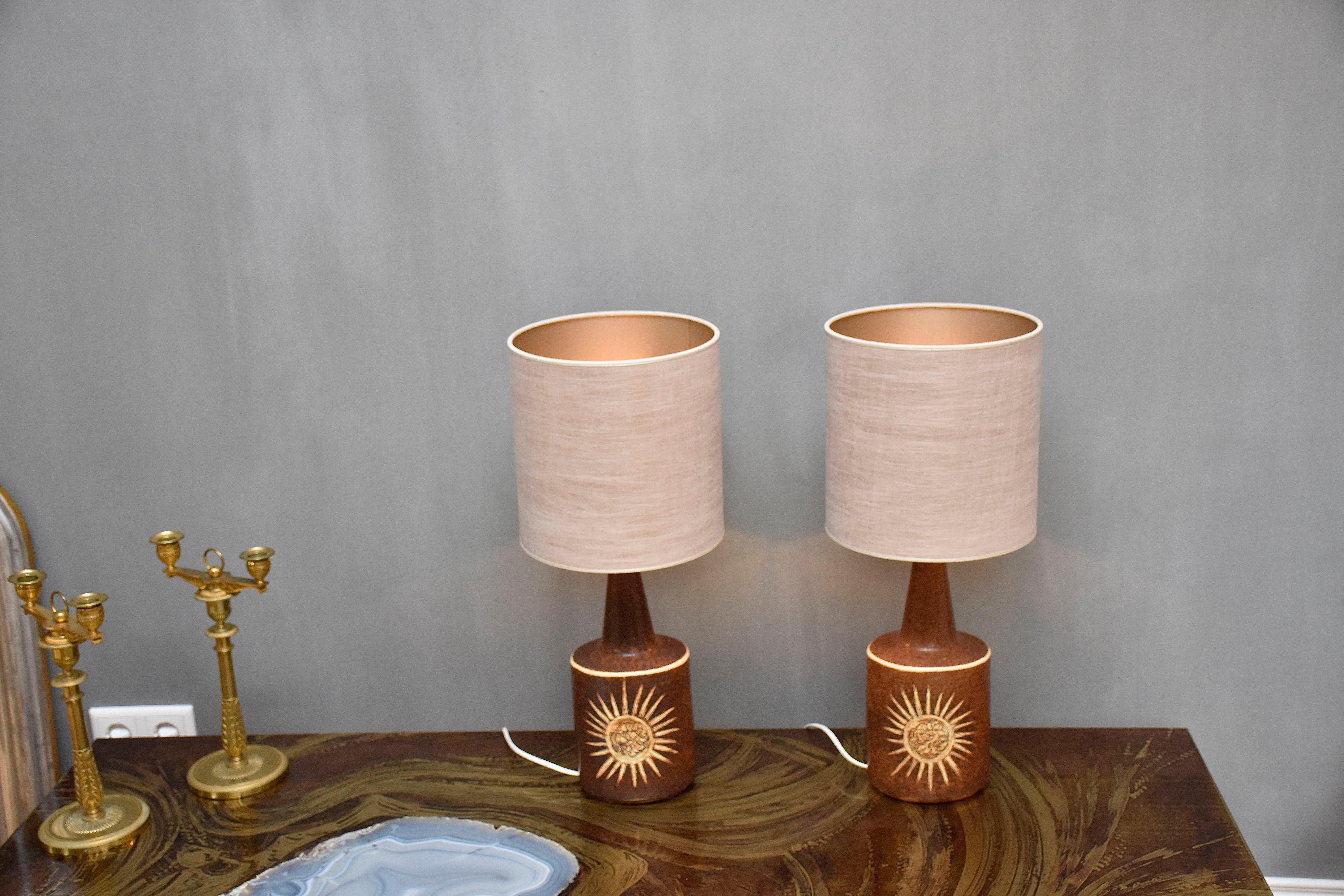 Bellissima coppia di lampade da tavolo in ceramica realizzate da Soholm, produttore di ceramiche di Rønne sull'isola di Bornholm, Danimarca (1835-1996)
Queste graziose lampade in ceramica smaltata marrone rappresentano un motivo di sole davanti e