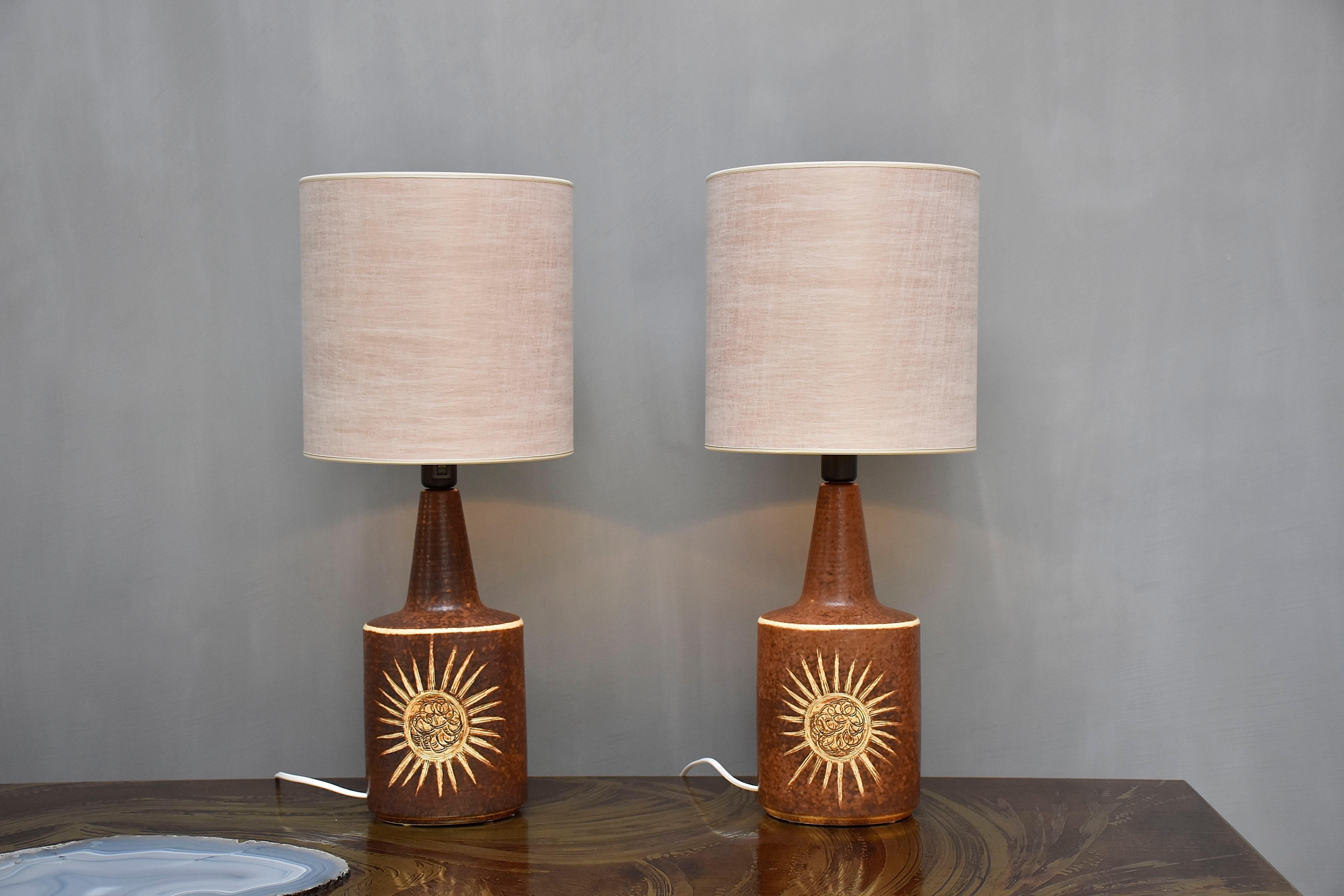 Scandinavo moderno Grande coppia di lampade da tavolo moderne scandinave in ceramica smaltata marrone beige di Soholm in vendita