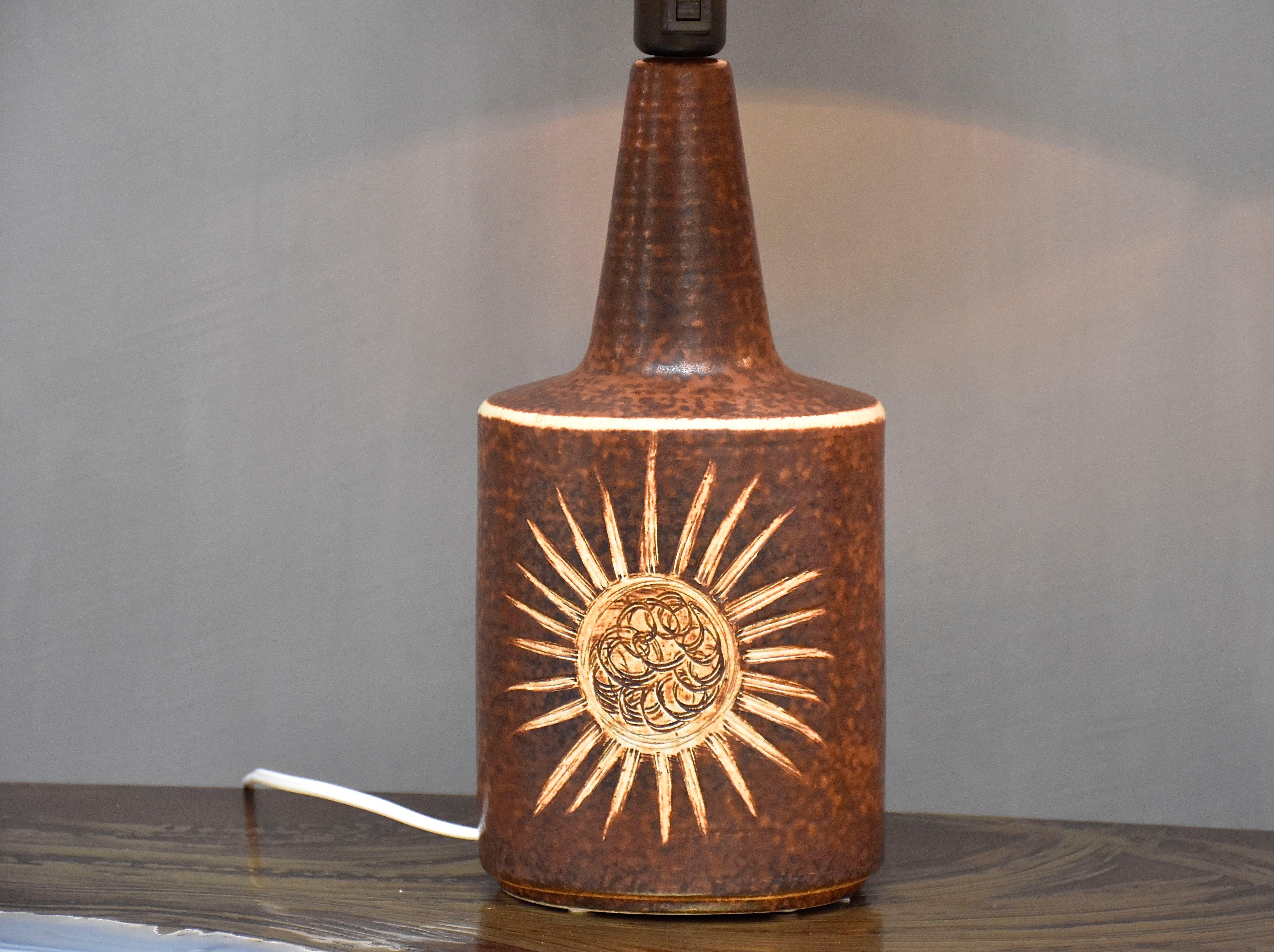 Scandinavo Grande coppia di lampade da tavolo moderne scandinave in ceramica smaltata marrone beige di Soholm in vendita