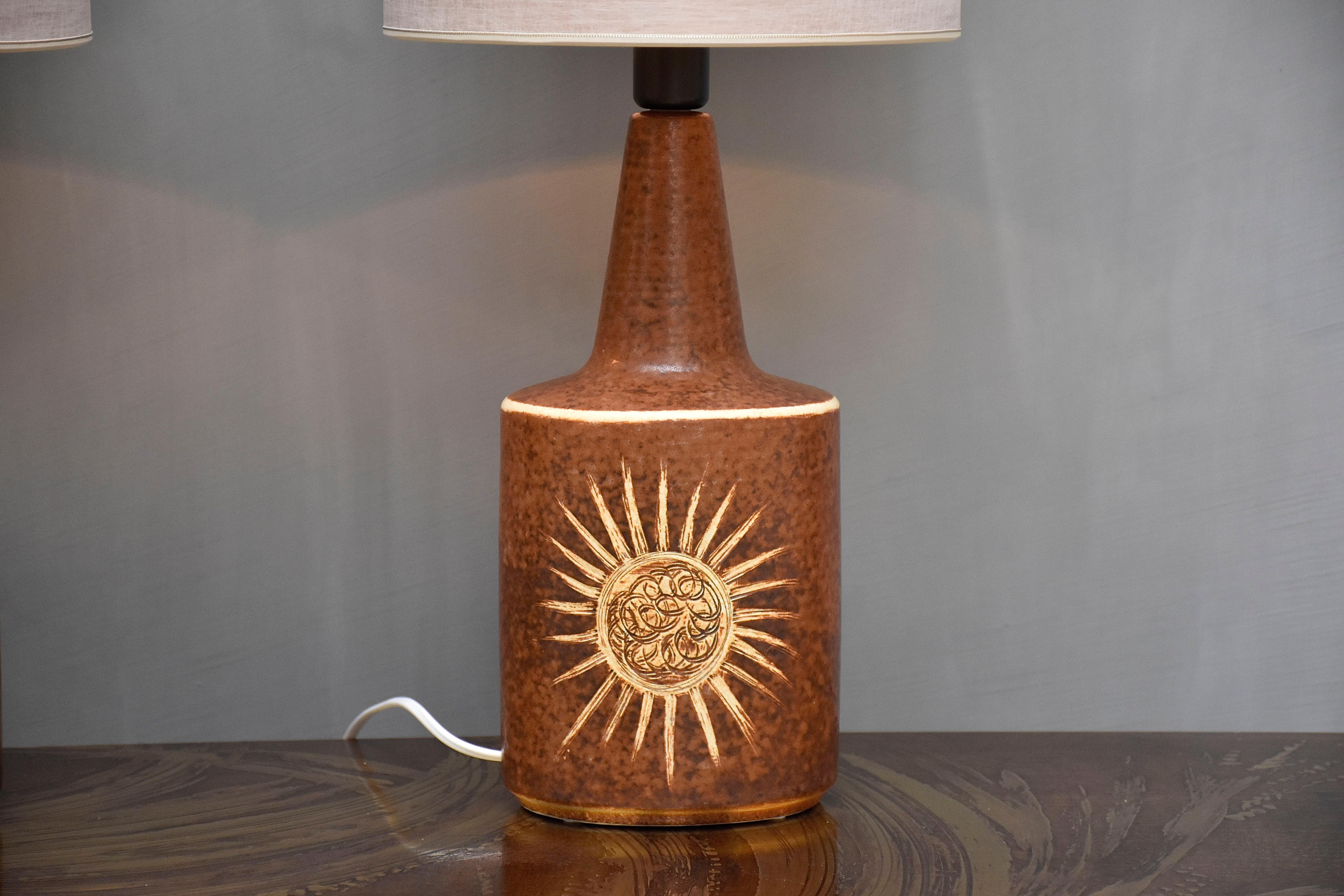 Smaltato Grande coppia di lampade da tavolo moderne scandinave in ceramica smaltata marrone beige di Soholm in vendita