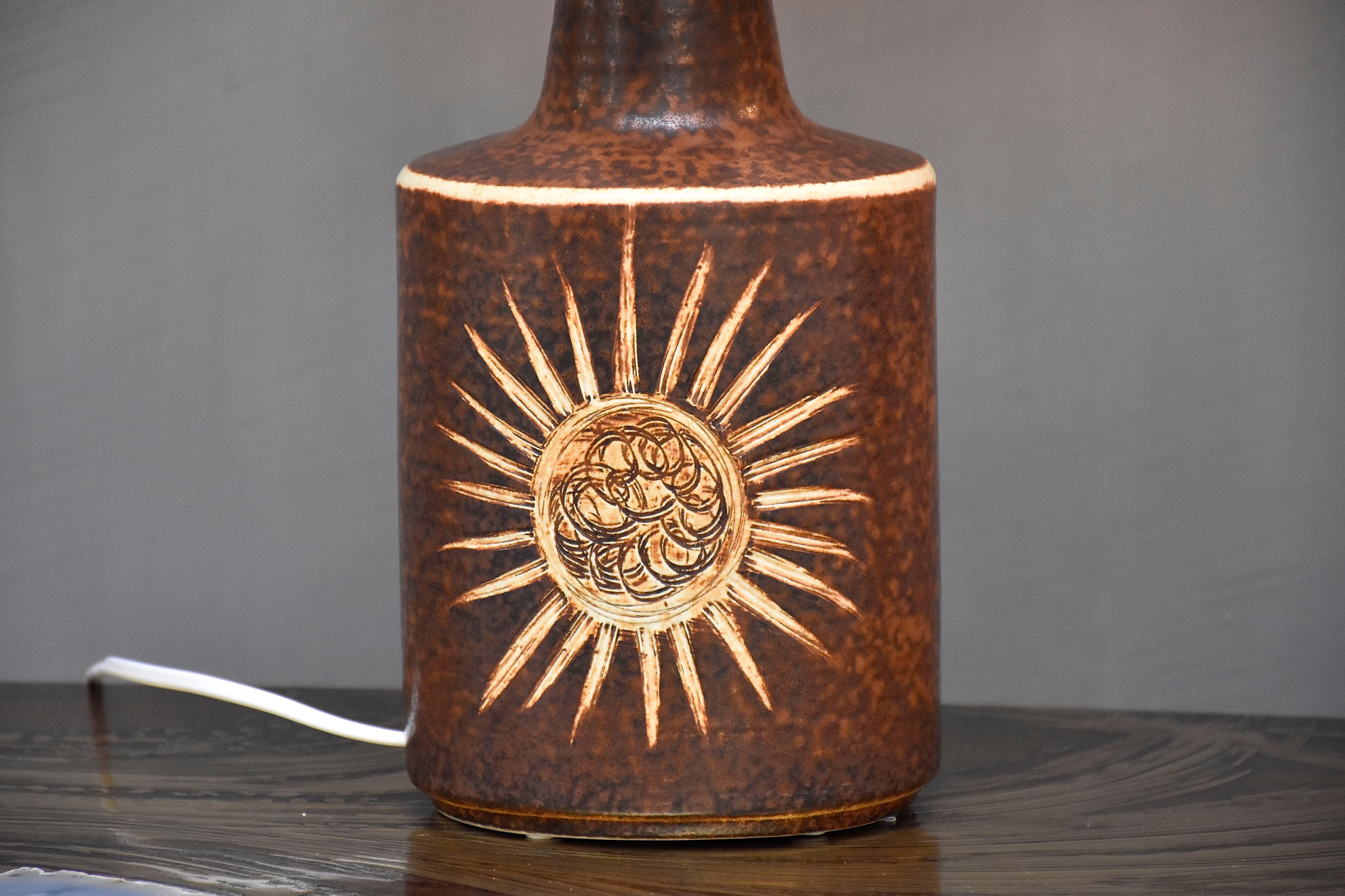 Grande coppia di lampade da tavolo moderne scandinave in ceramica smaltata marrone beige di Soholm In condizioni buone in vendita a SON EN BREUGEL, NL