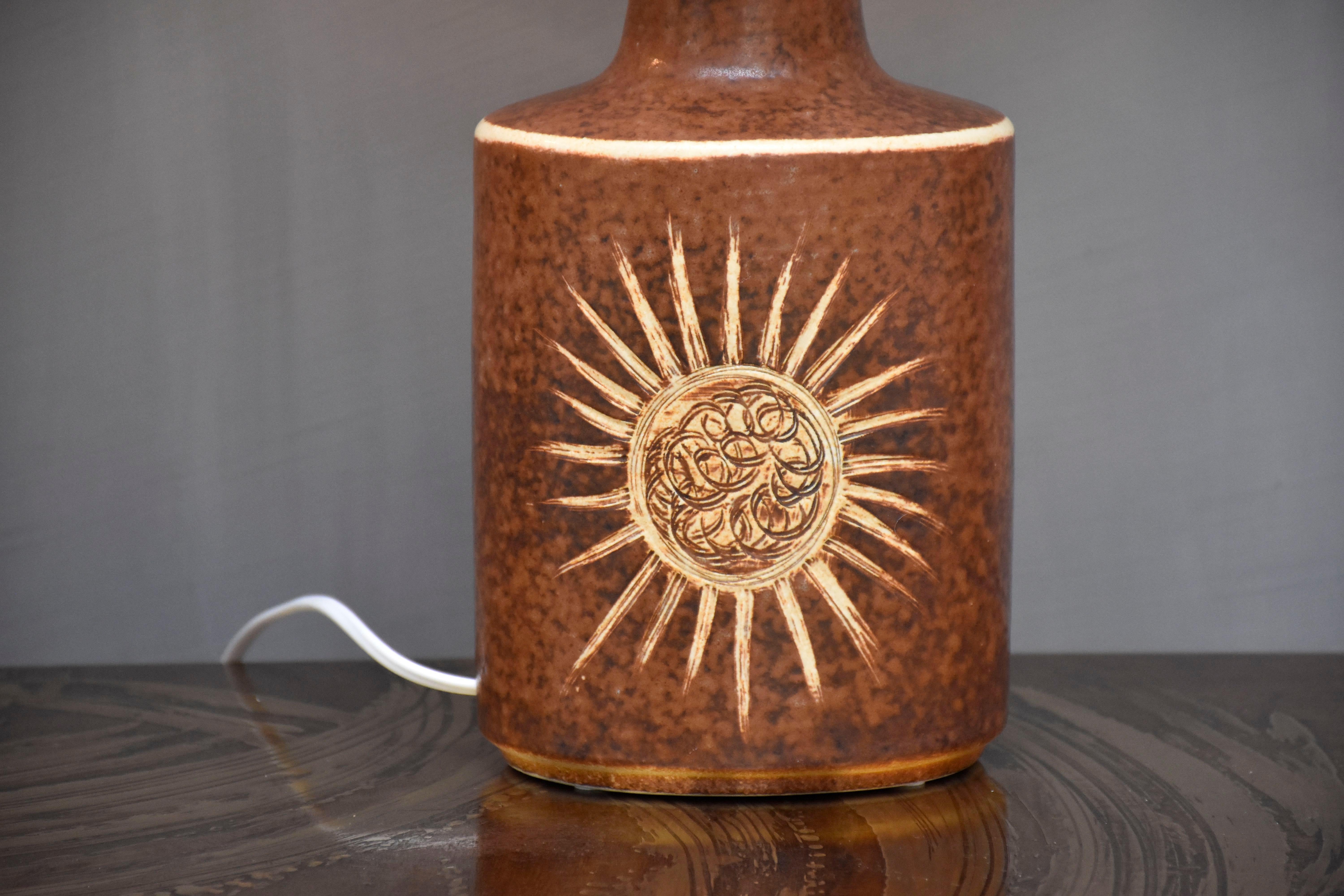 XX secolo Grande coppia di lampade da tavolo moderne scandinave in ceramica smaltata marrone beige di Soholm in vendita