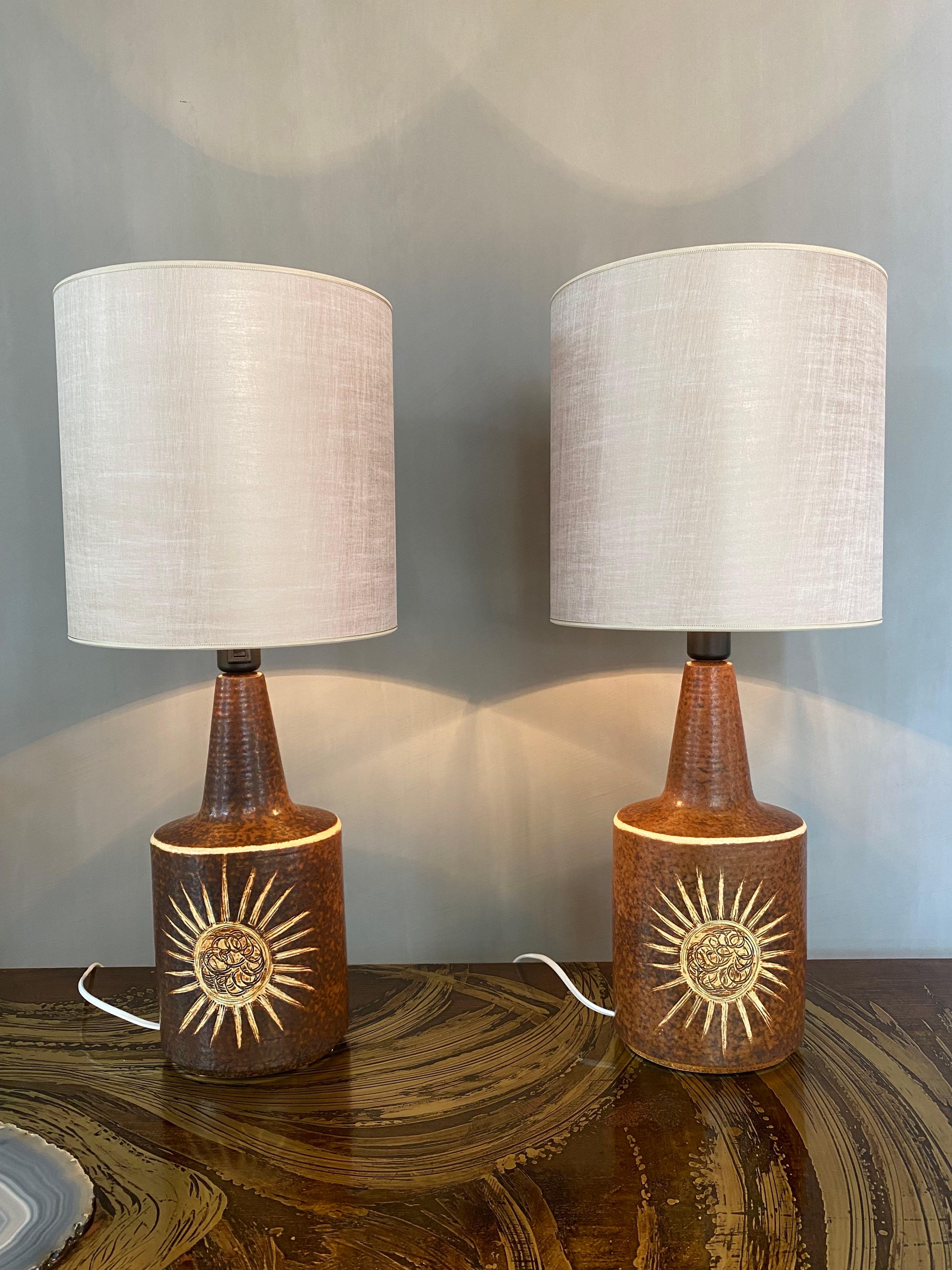 Grande coppia di lampade da tavolo moderne scandinave in ceramica smaltata marrone beige di Soholm in vendita 1
