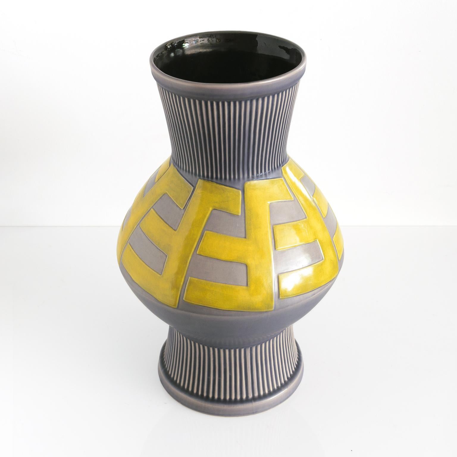 Scandinave moderne Grand vase en céramique moderne scandinave, motif audacieux d'Ewald Dahlskog pour Bo Fajans en vente