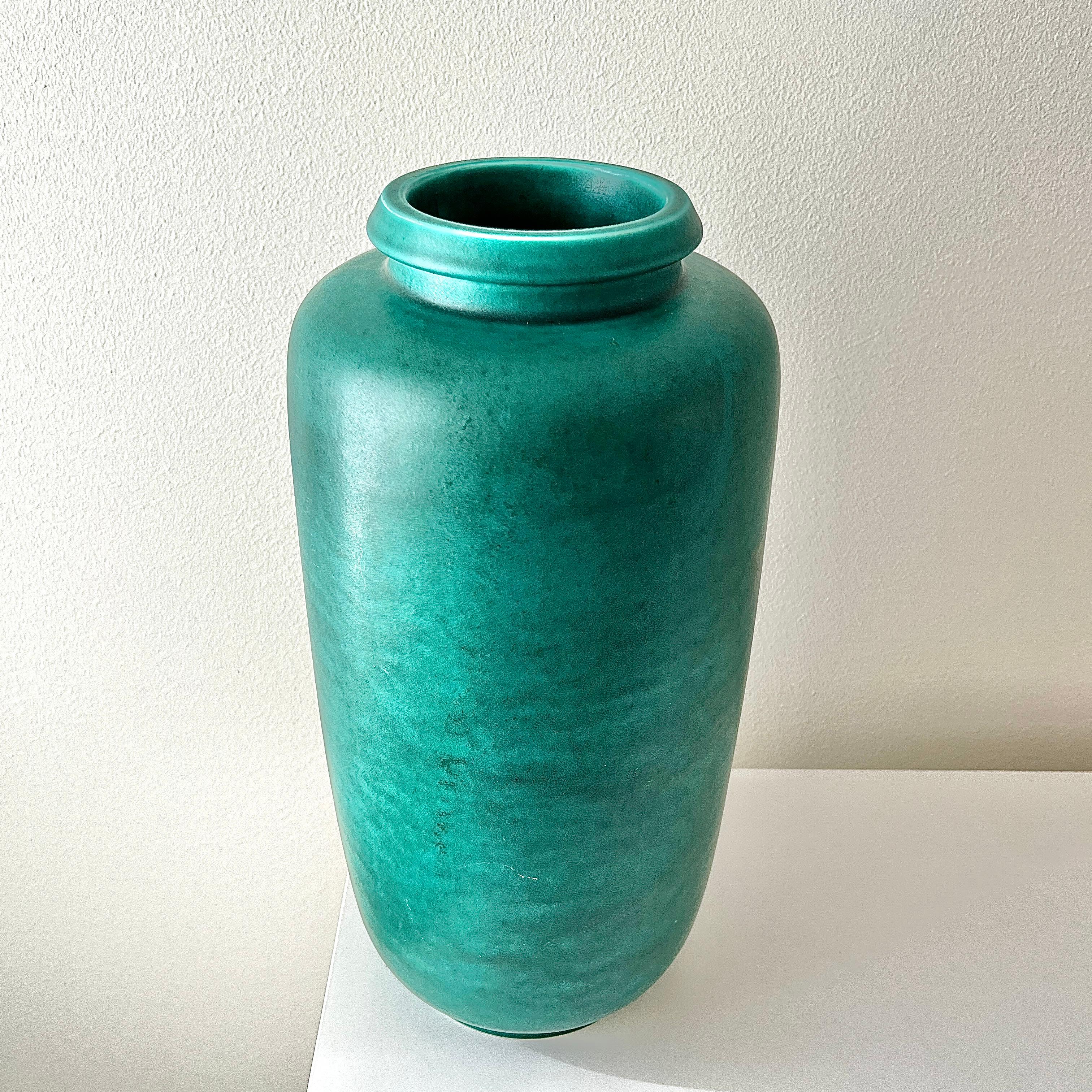 Grande vaso in gres The Modern Scandinavian, realizzato a mano da Wilhelm Kåge per Gustavsberg Svezia. 1950s.

In buone condizioni, piccoli segni di età e usura.

Informazioni sull'artista

Informazioni sull'artista Wilhelm Kåge (1889-1960) è stato