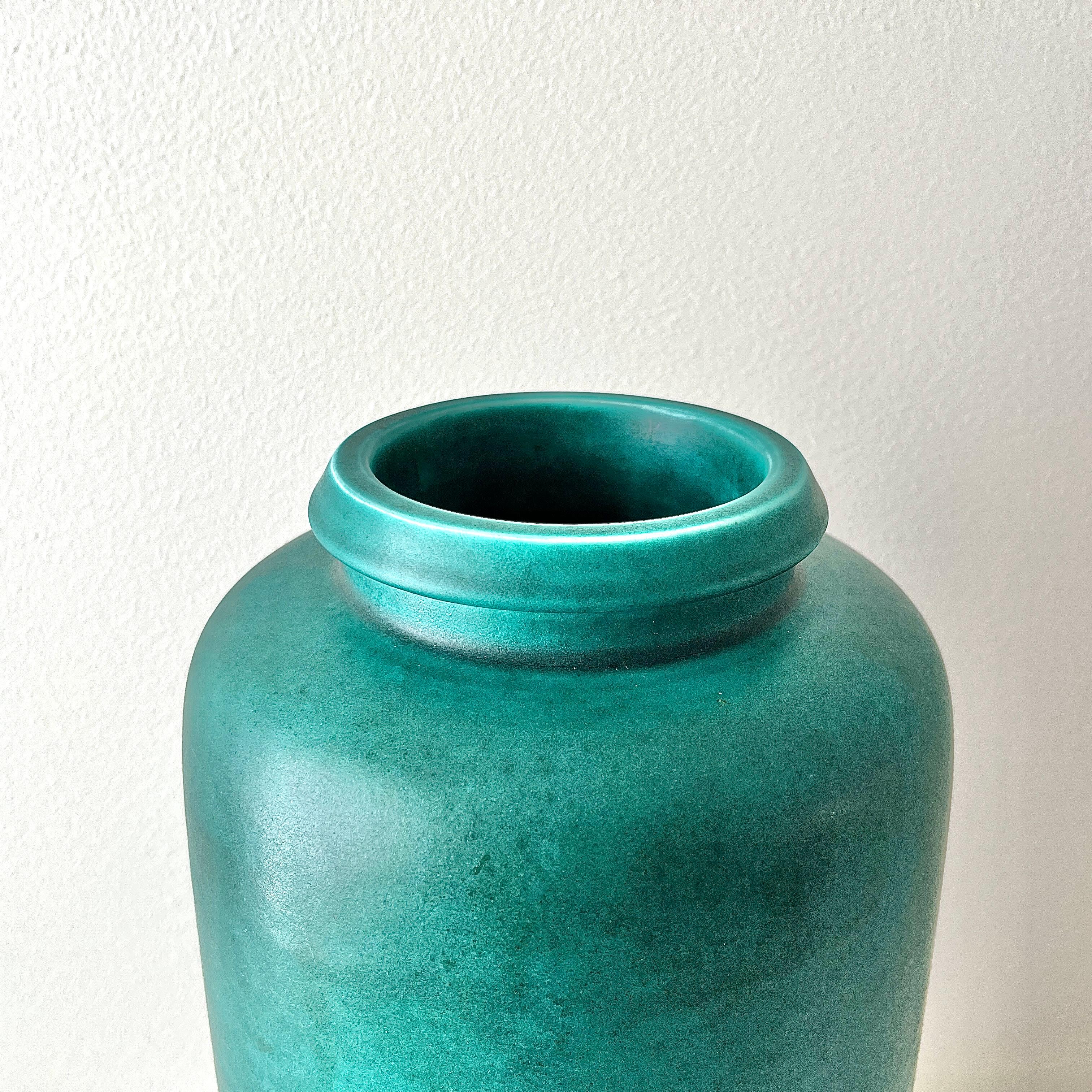 Scandinavo moderno Grande vaso in ceramica The Modern Scandinavian di Wilhelm Kåge per Gustavsberg Svezia. in vendita