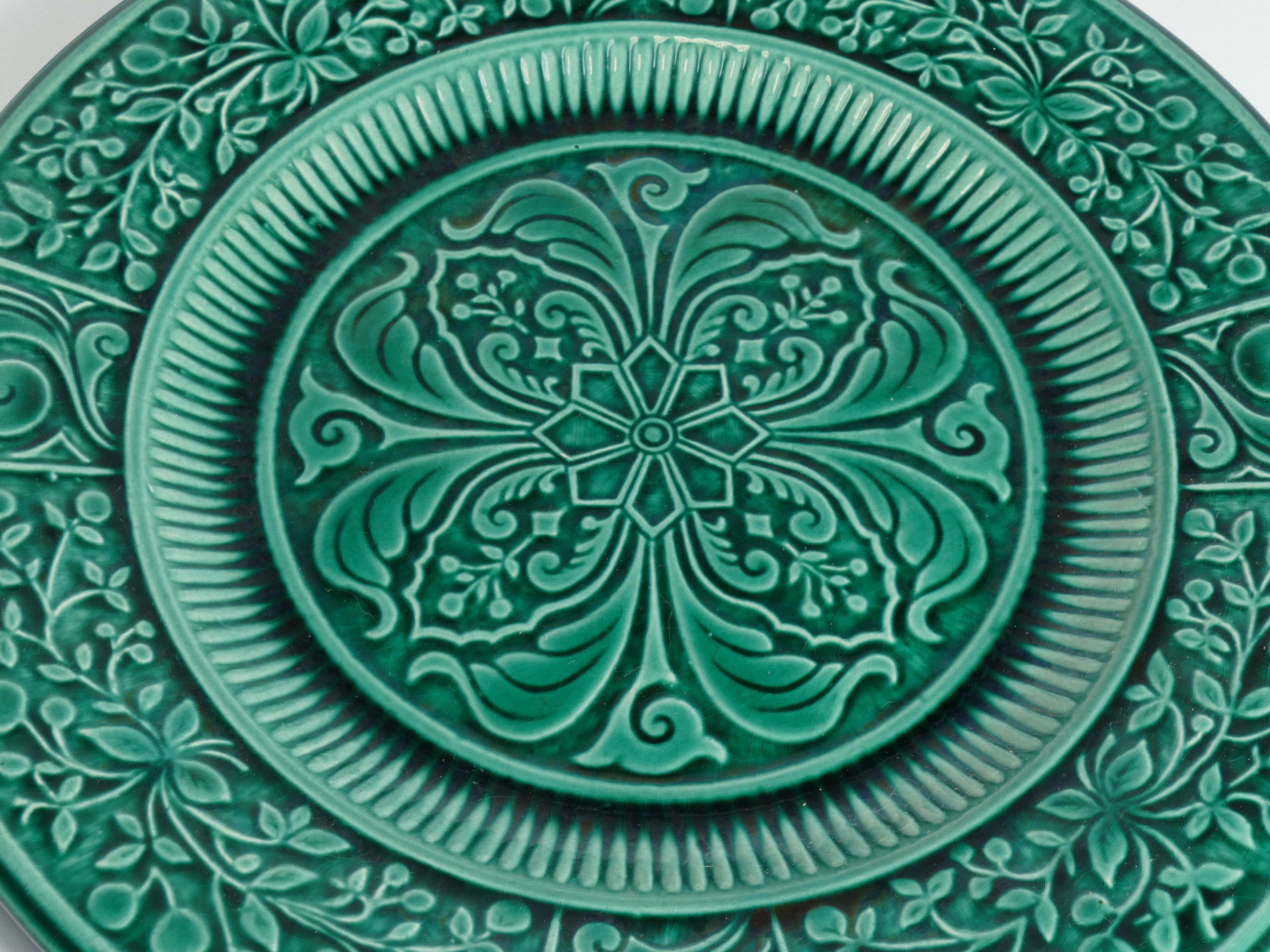 Unglaublich schöner großer skandinavischer moderner grüner Teller mit Muster aus Arol Keramik, Halden Norwegen, 1950er Jahre.

Arol Keramische Fabrik 1943-1980
Zwei kreative Köpfe taten sich zusammen und gründeten das, was später die Keramikfabrik