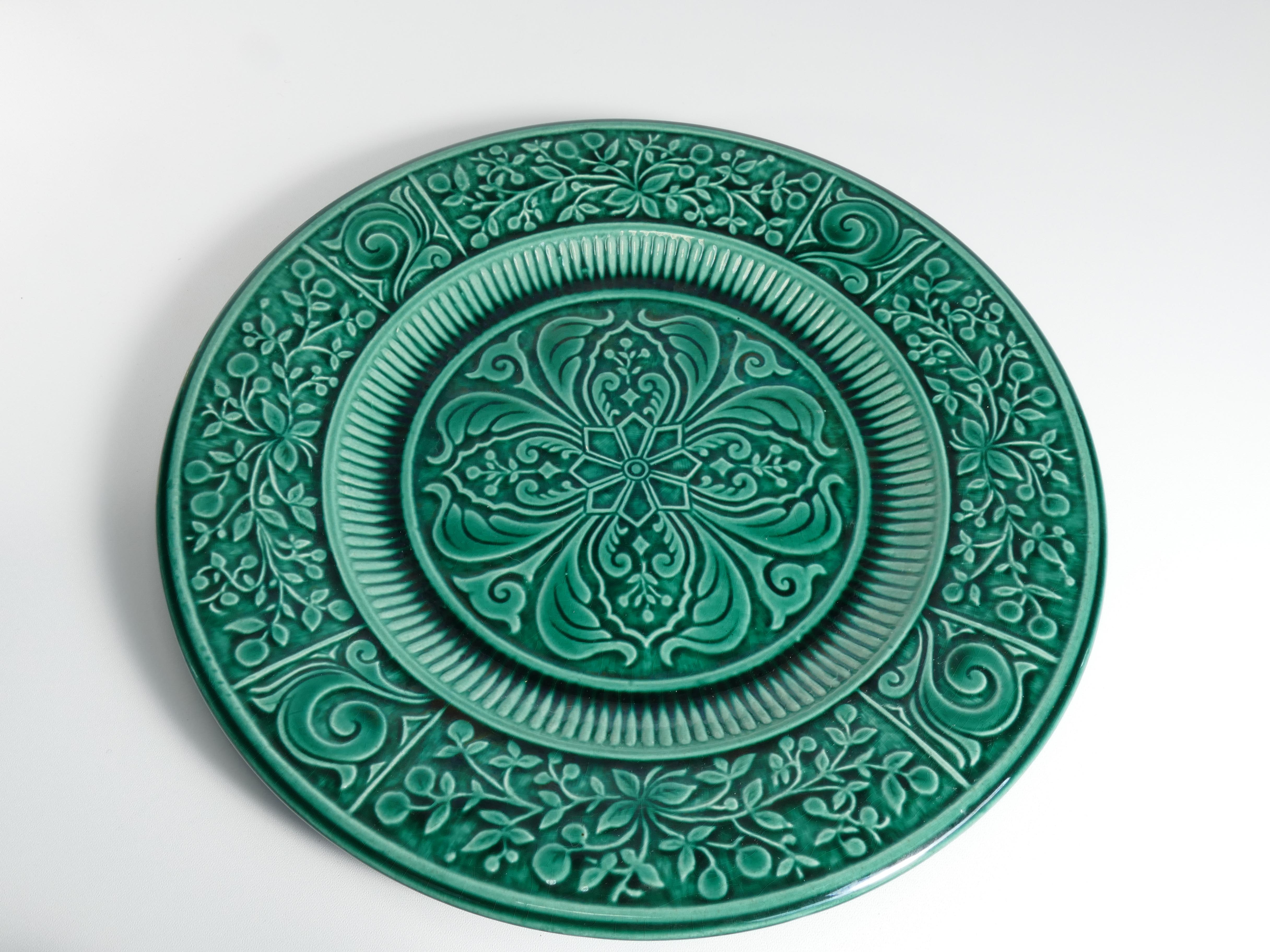 Large Scandinavian Modern Green Plate, Arol Ceramic, Halden Norway, 1950s In Good Condition For Sale In Grythyttan, SE