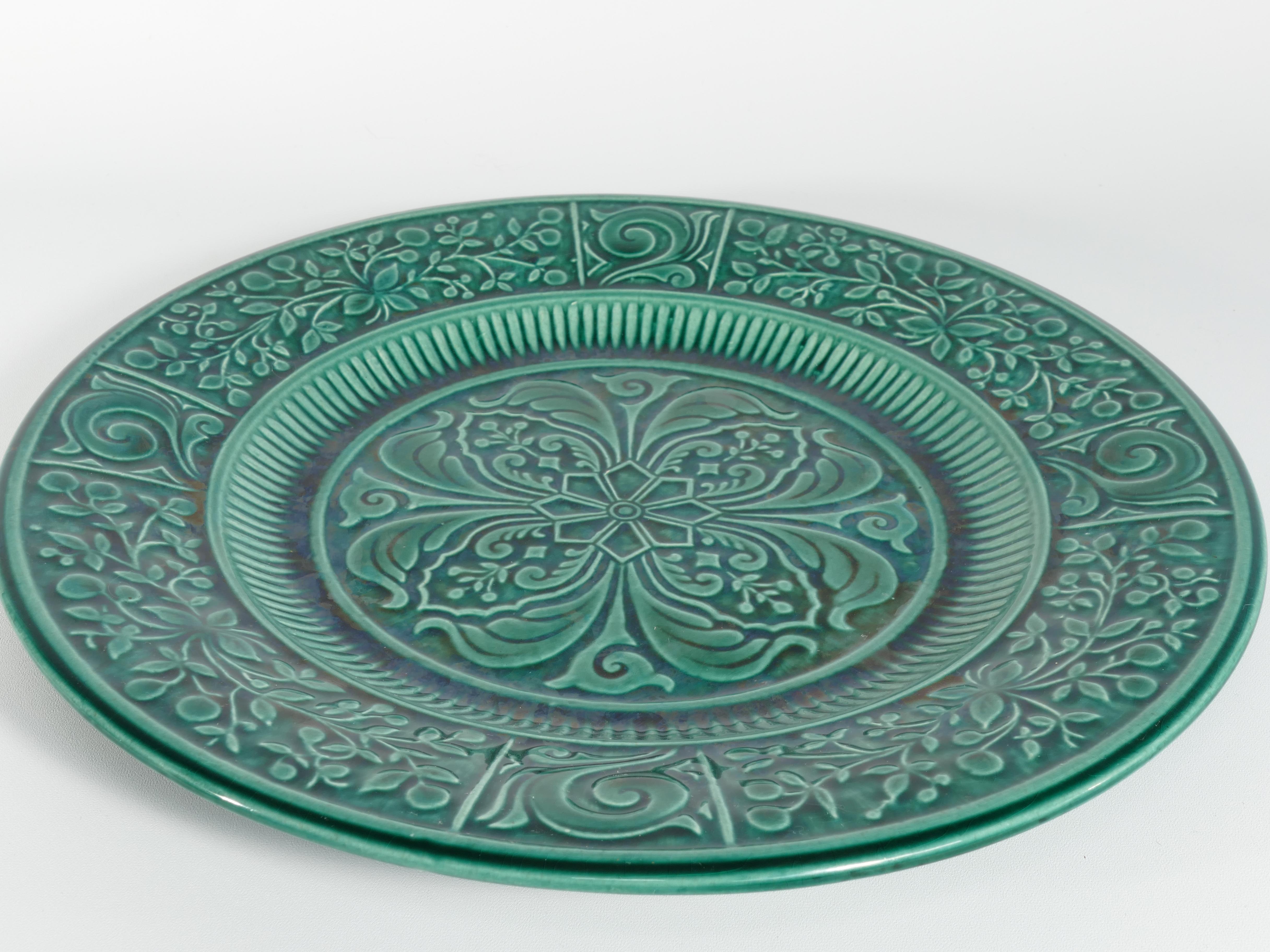 Milieu du XXe siècle Grande assiette moderne scandinave verte, céramique Arol, Halden Norvège, années 1950 en vente