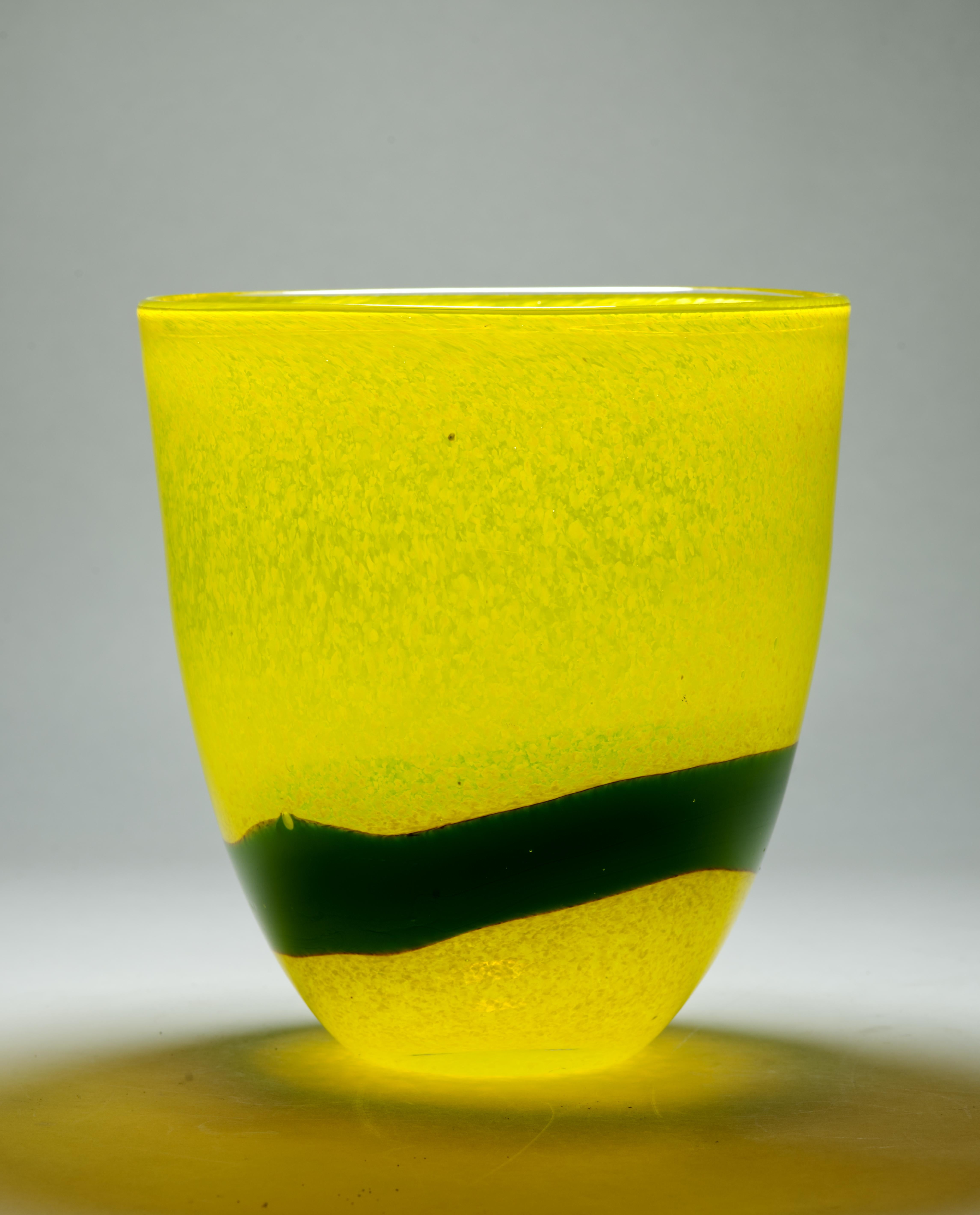 Scandinave moderne Grand vase en verre de style scandinave moderne jaune et vert en vente