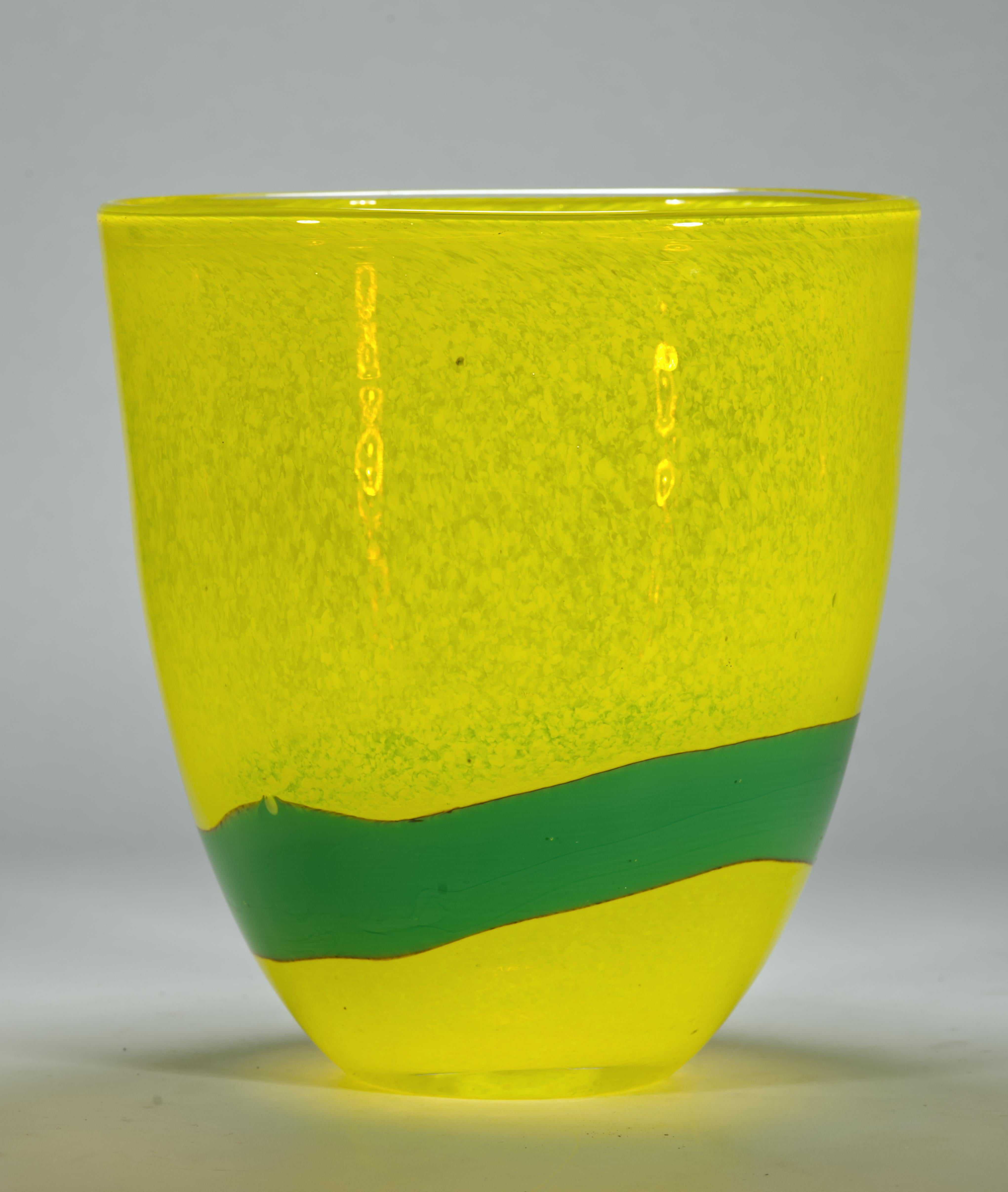 Scandinave Grand vase en verre de style scandinave moderne jaune et vert en vente