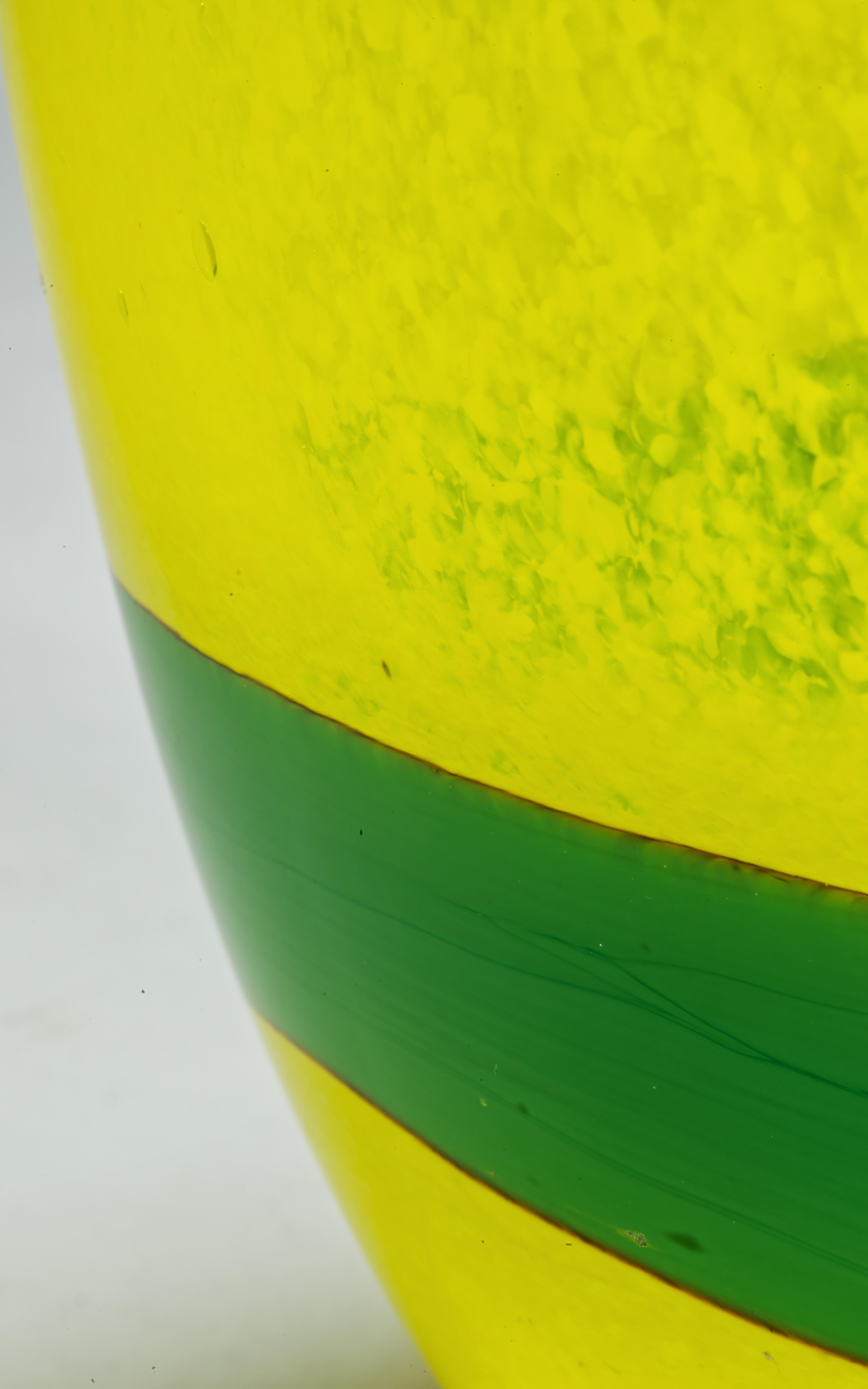 Grand vase en verre de style scandinave moderne jaune et vert Bon état - En vente à Clifton Springs, NY