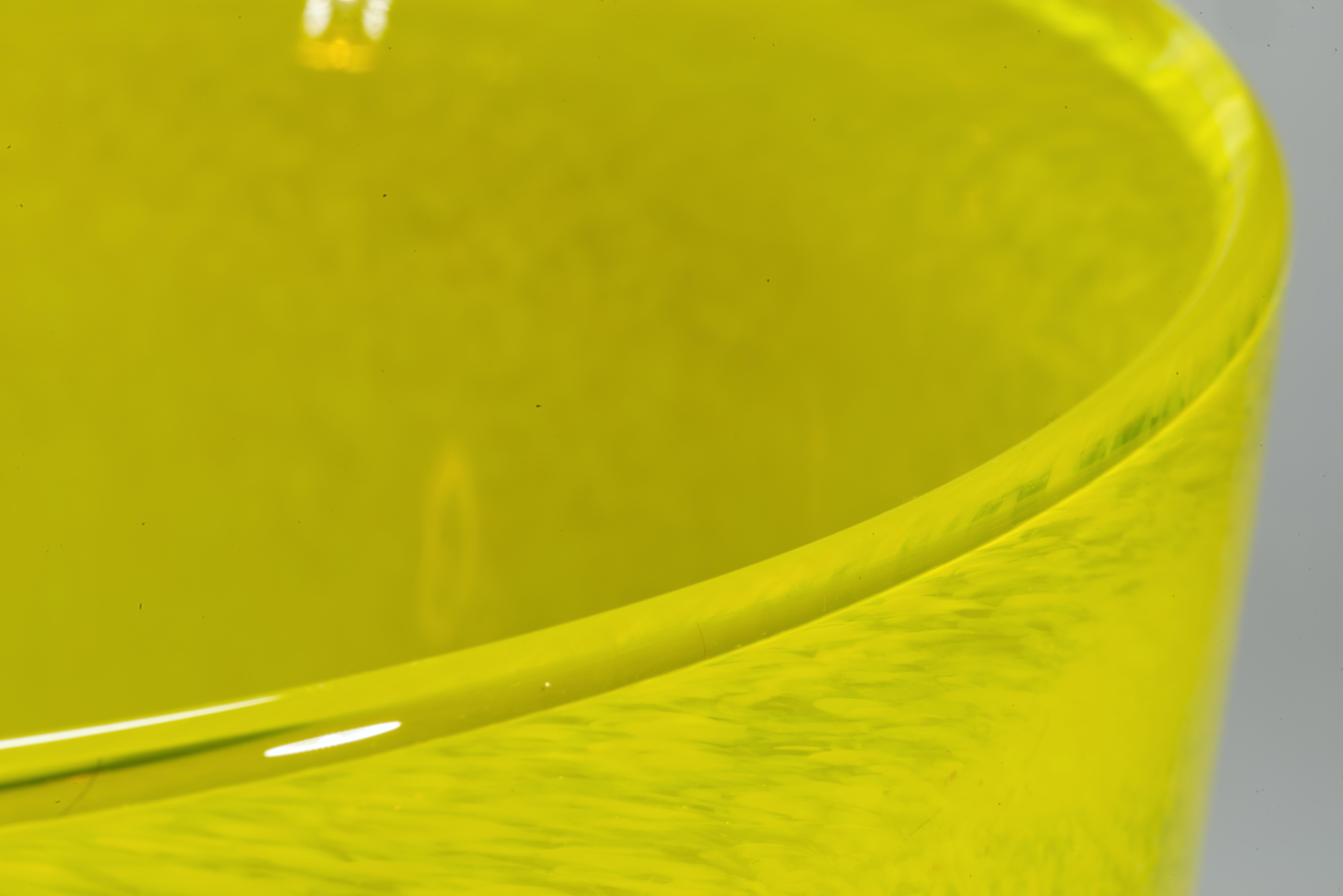 Verre d'art Grand vase en verre de style scandinave moderne jaune et vert en vente