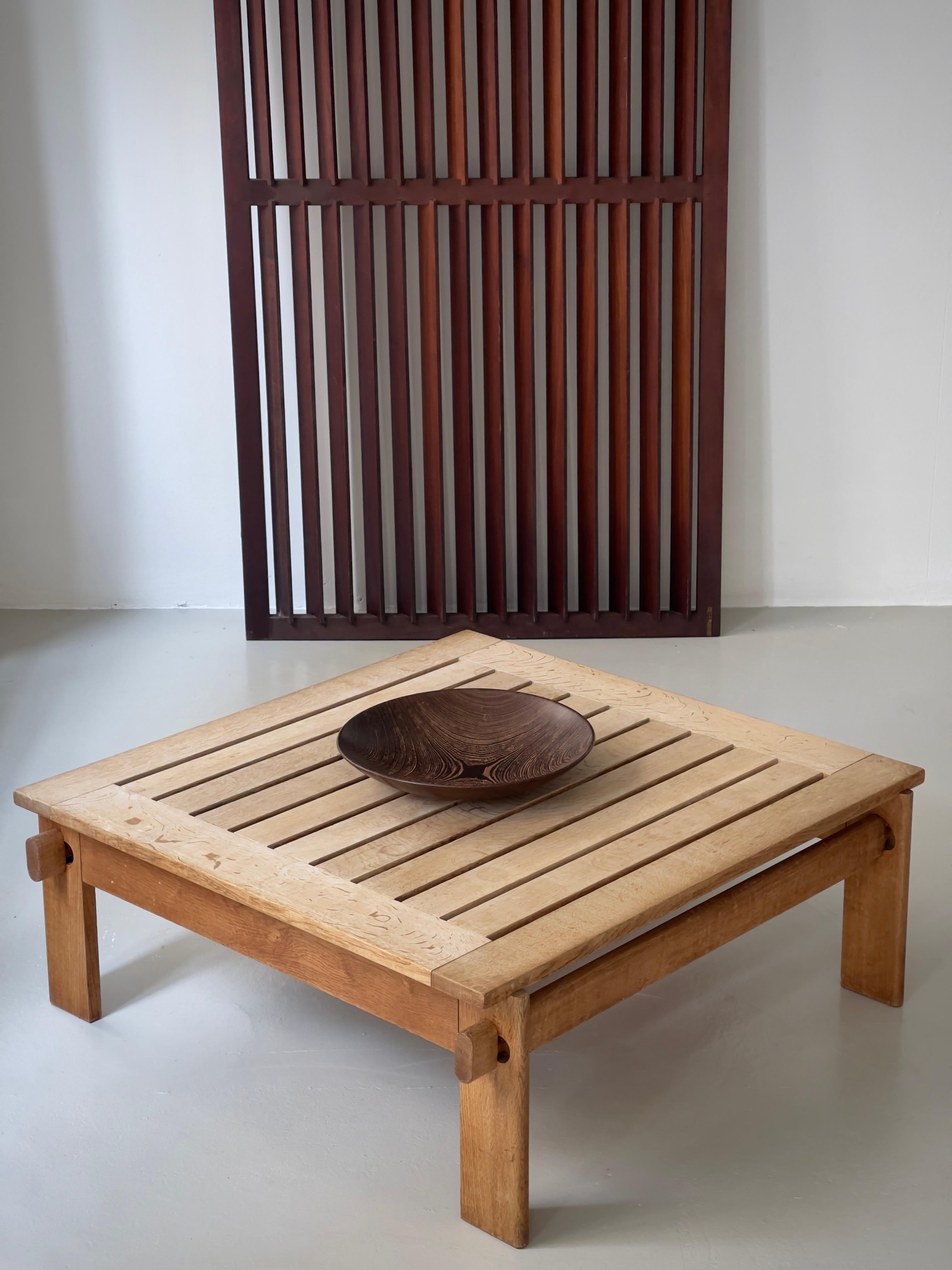 Grand bol de service scandinave en bois dur foncé sculpté à la main. Finlande années 1960. en vente 2