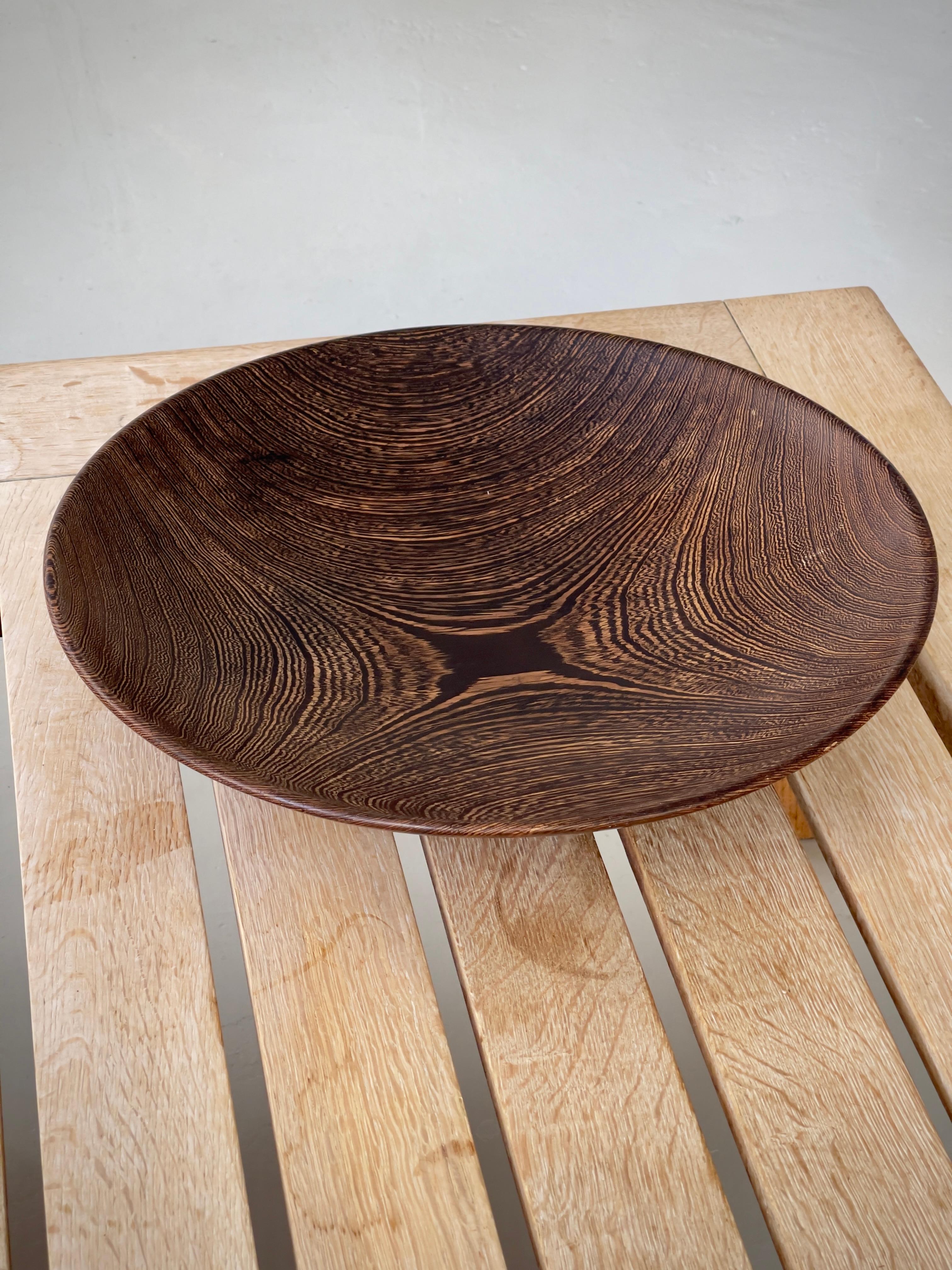 Grand bol de service scandinave en bois dur foncé sculpté à la main. Finlande années 1960. en vente 3
