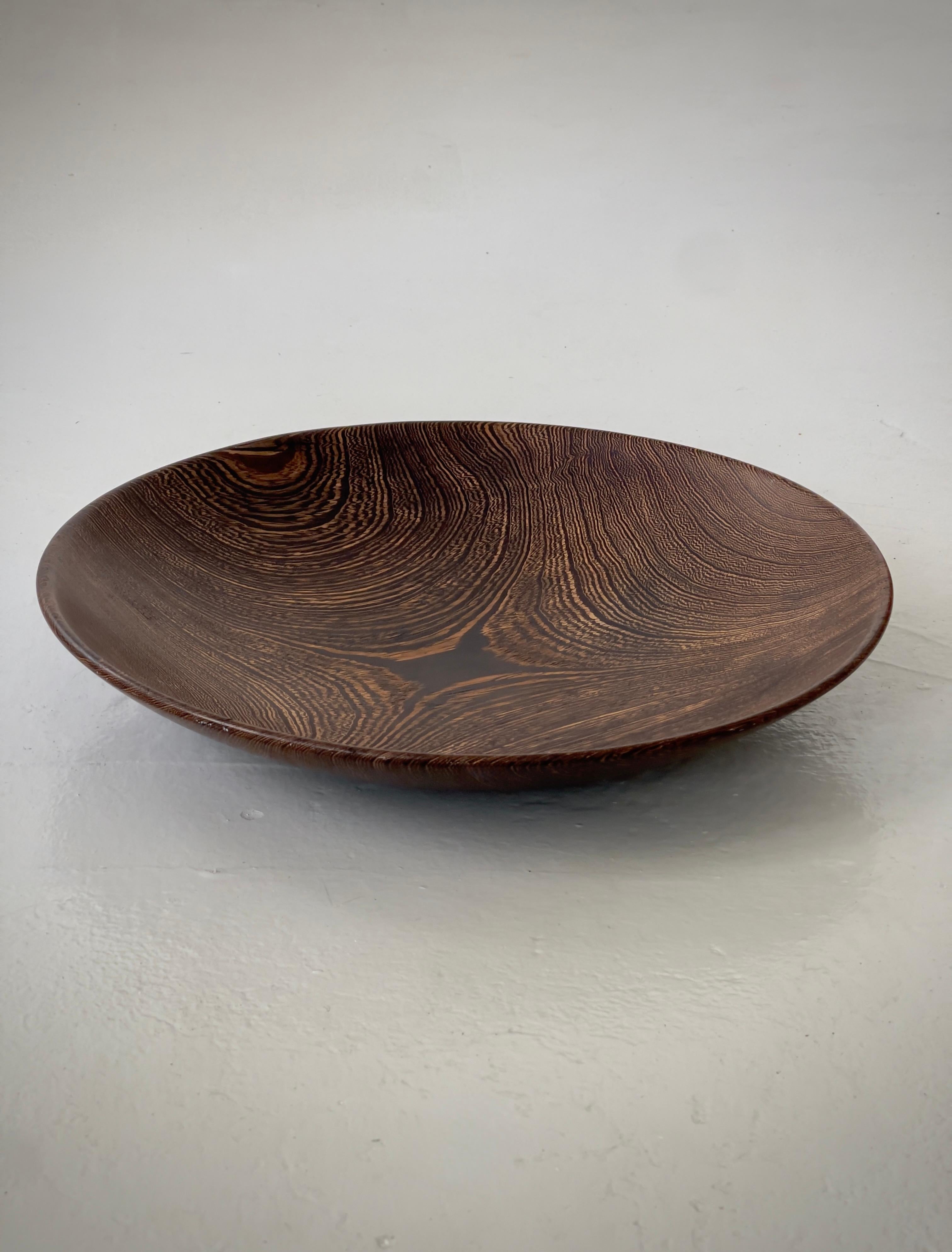 Grand bol de service scandinave en bois dur foncé sculpté à la main. Finlande années 1960. en vente 4