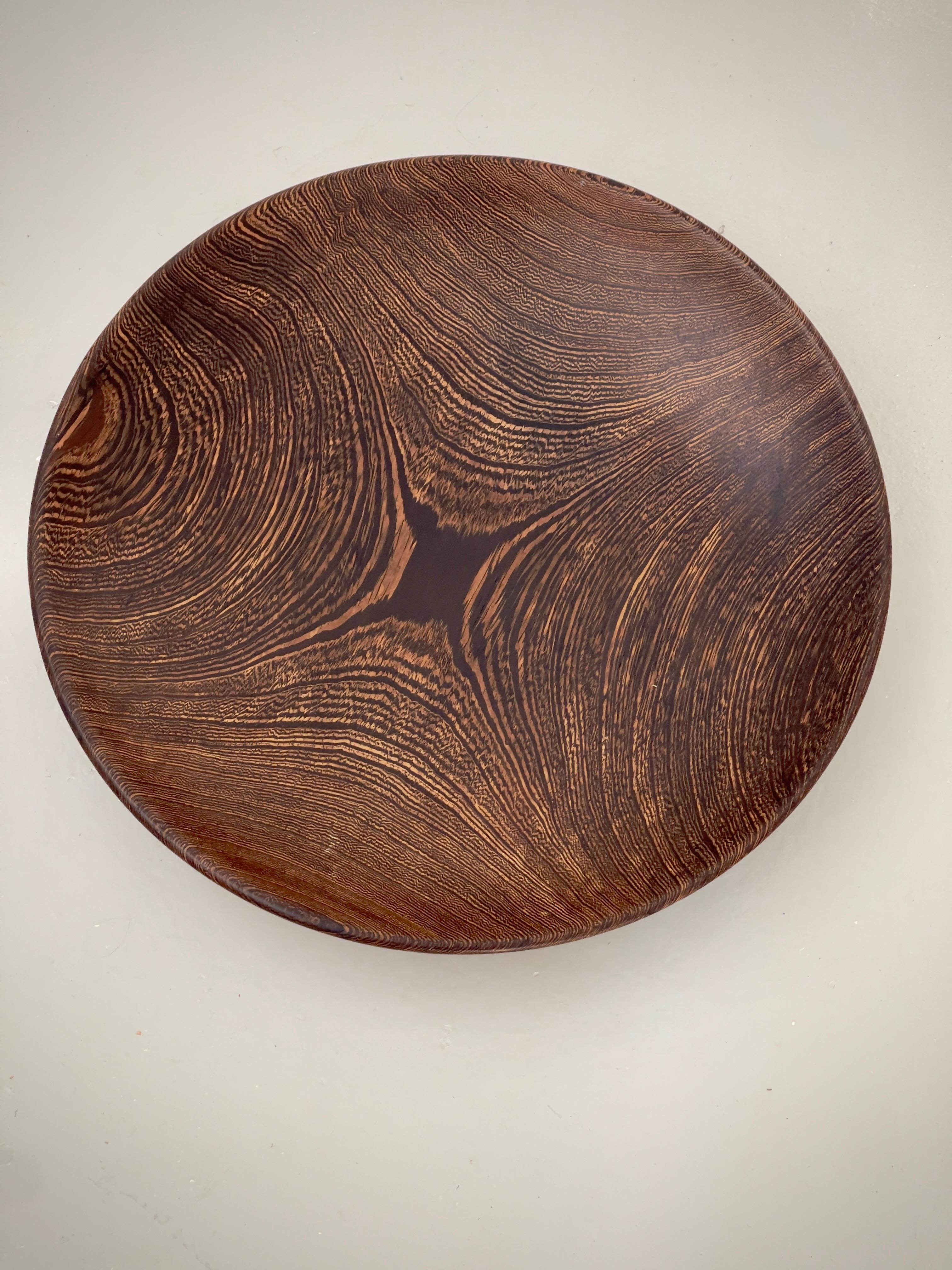 Scandinave moderne Grand bol de service scandinave en bois dur foncé sculpté à la main. Finlande années 1960. en vente