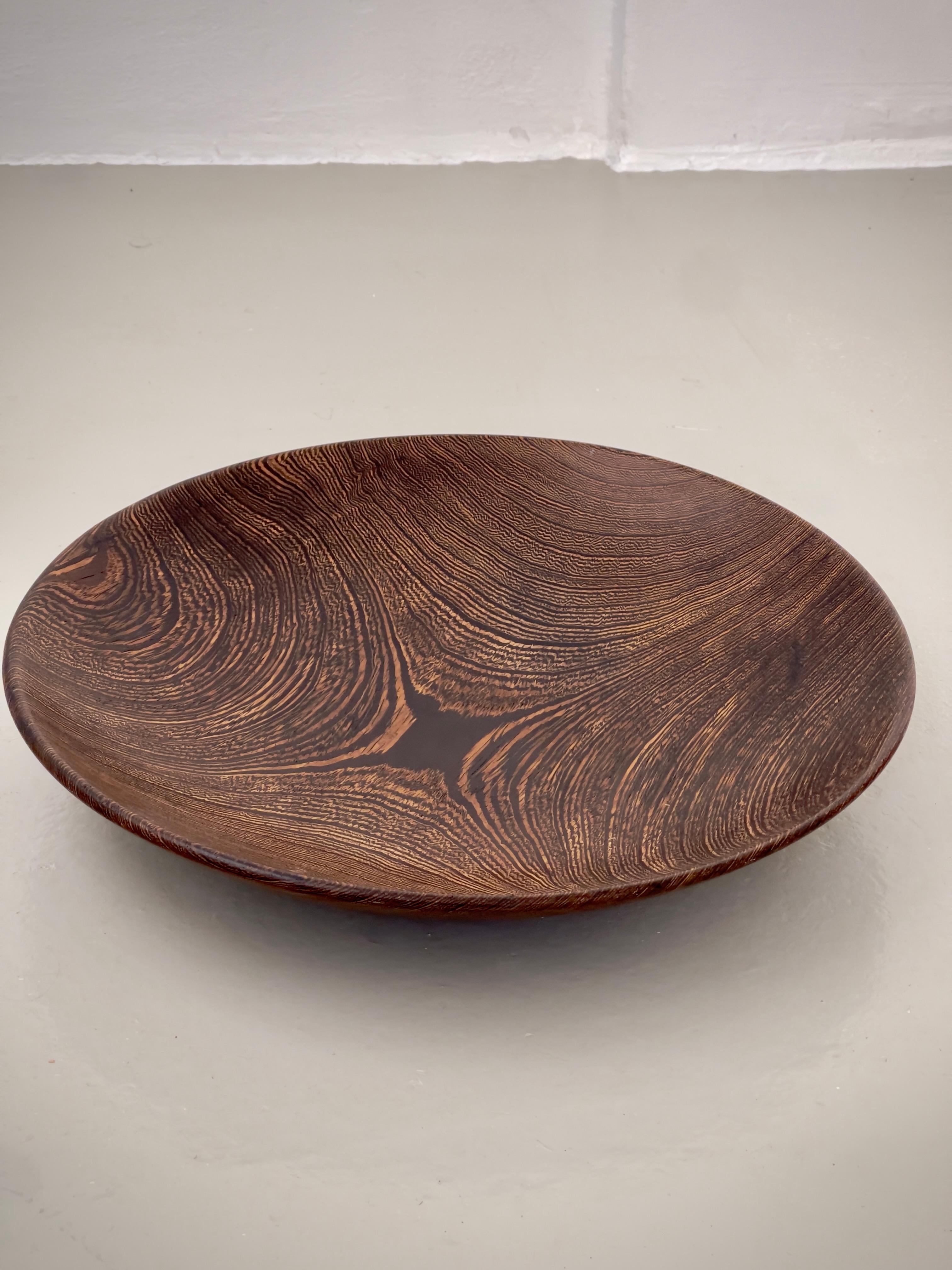 Finlandais Grand bol de service scandinave en bois dur foncé sculpté à la main. Finlande années 1960. en vente