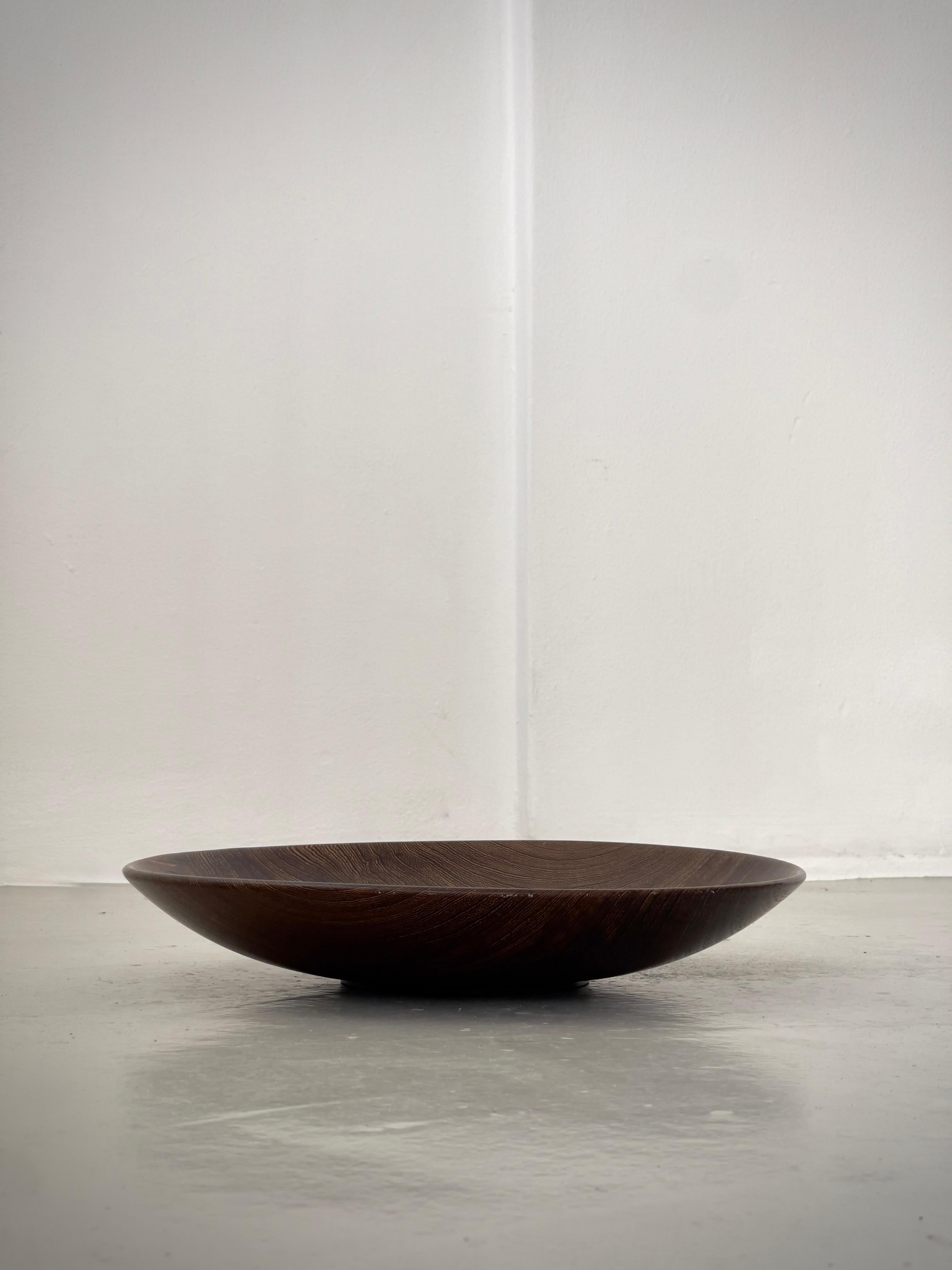 Sculpté à la main Grand bol de service scandinave en bois dur foncé sculpté à la main. Finlande années 1960. en vente