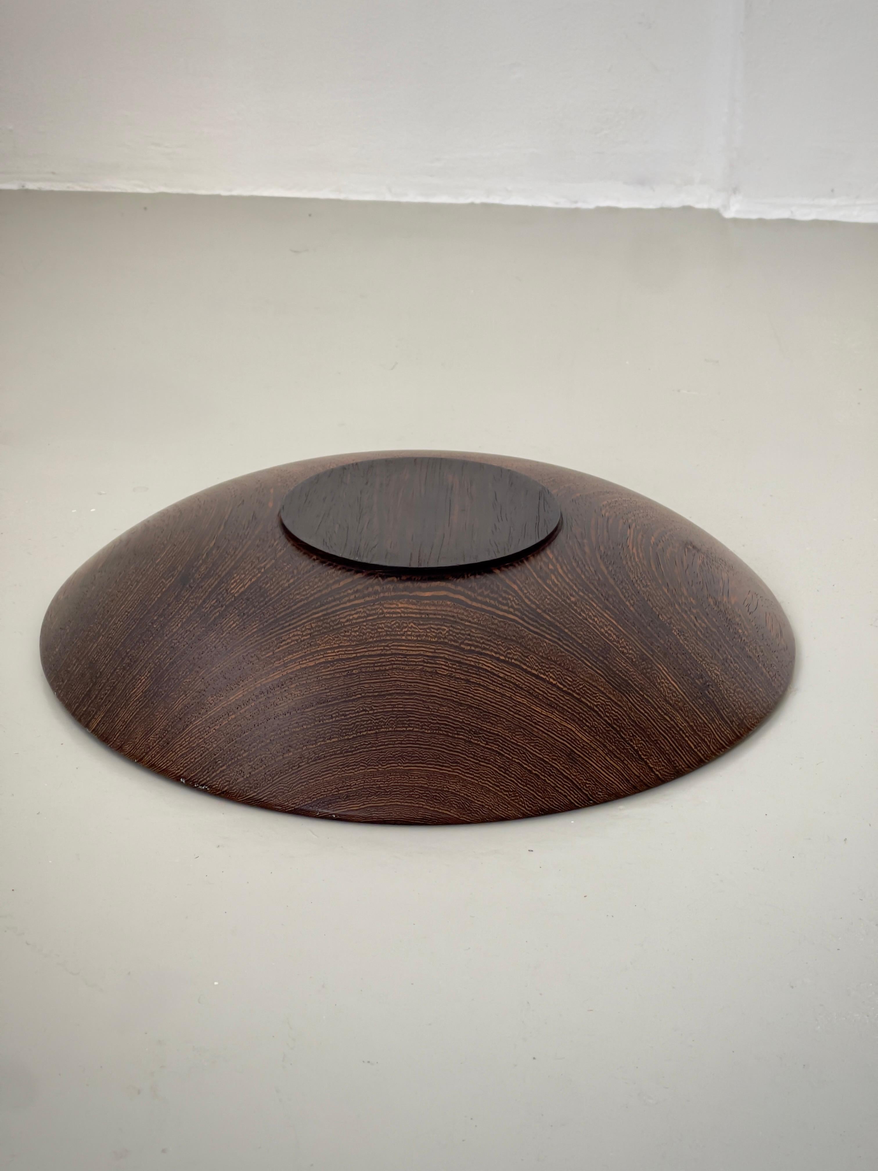 Grand bol de service scandinave en bois dur foncé sculpté à la main. Finlande années 1960. Bon état - En vente à København K, 84