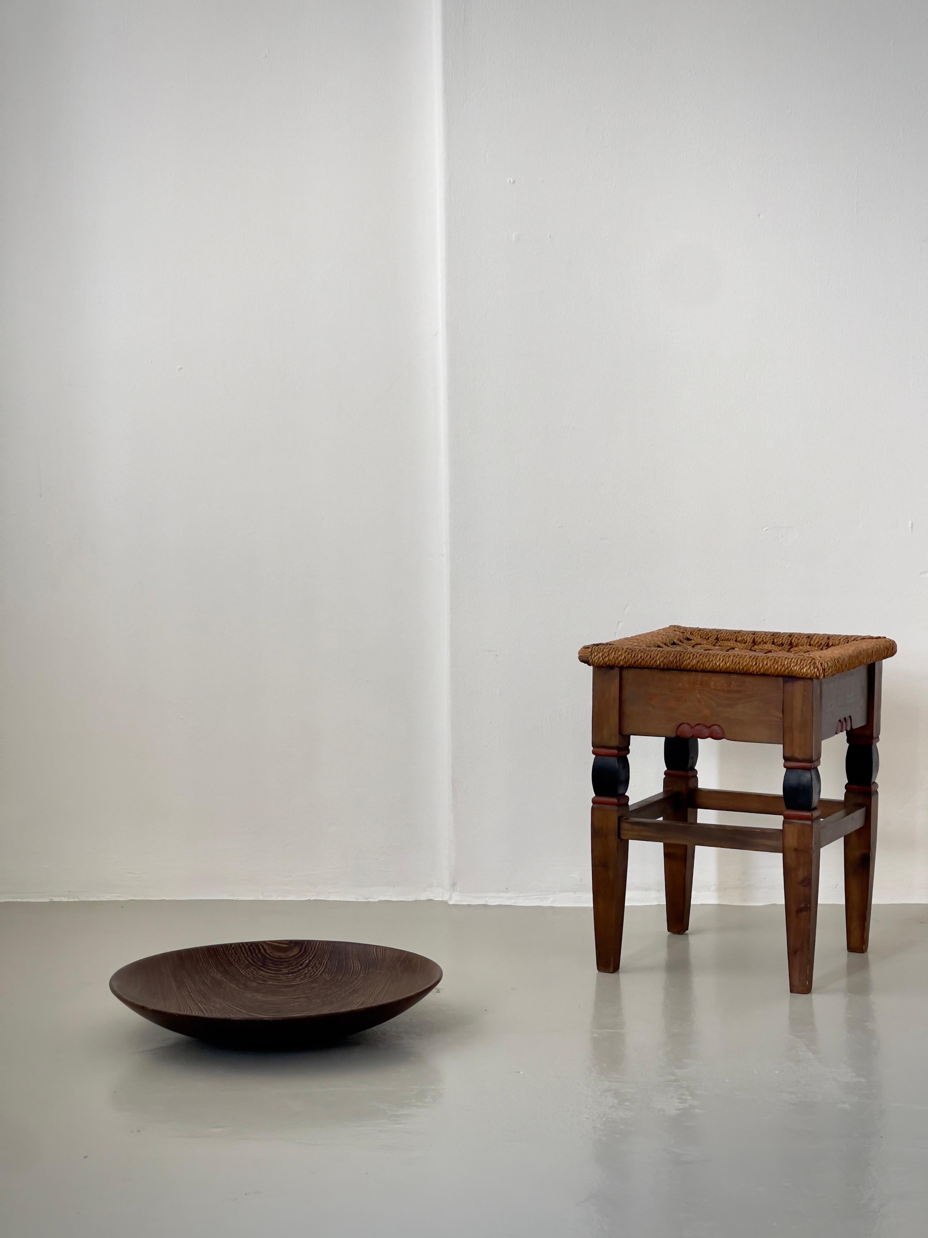 Milieu du XXe siècle Grand bol de service scandinave en bois dur foncé sculpté à la main. Finlande années 1960. en vente