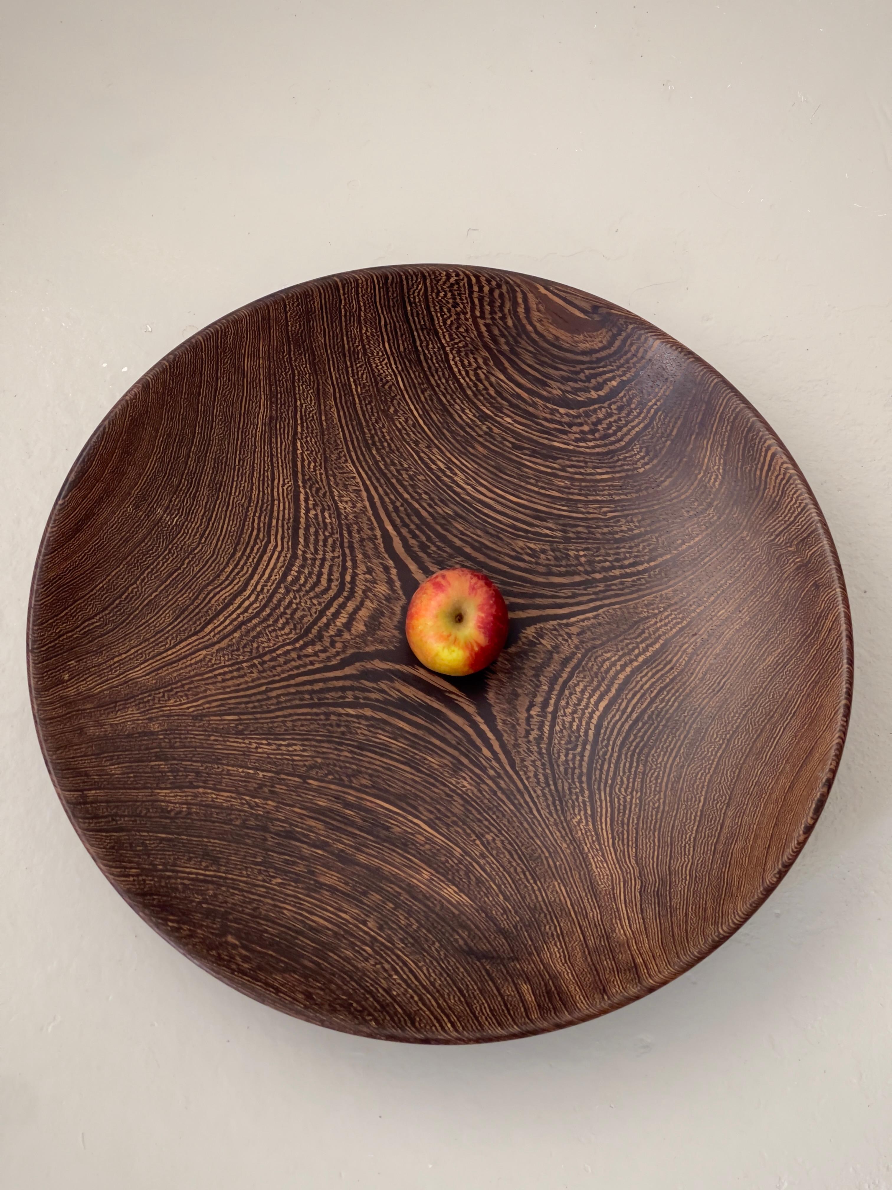 Bois de feuillus Grand bol de service scandinave en bois dur foncé sculpté à la main. Finlande années 1960. en vente