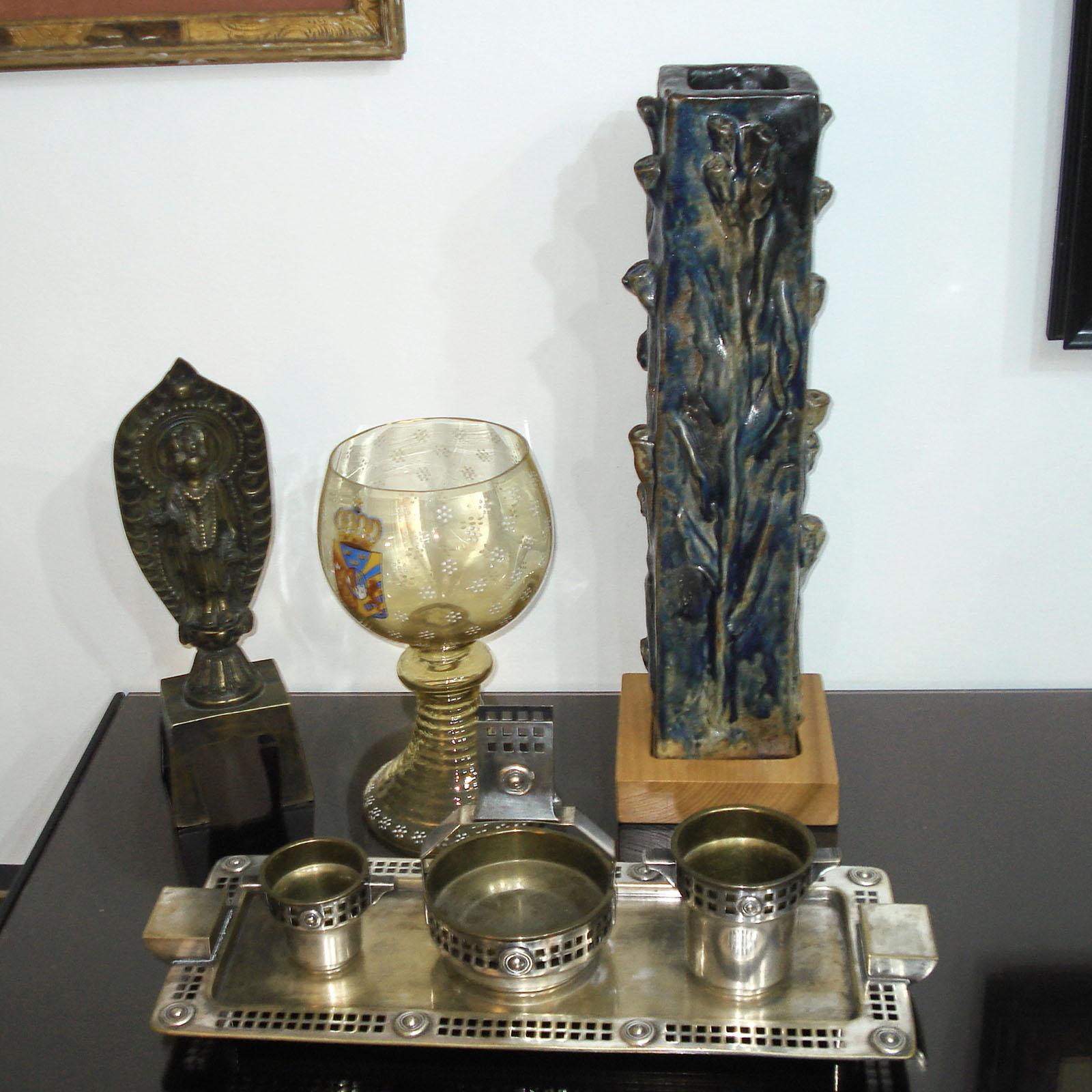 Grande vaso in gres su base di legno, forma rettangolare, decorato con Branch e boccioli, smalto blu scuro.
Firmato in basso, etichetta originale alla parete. Condizioni eccellenti.
Dimensioni: Altezza 47 cm
Base in Wood 15 x 15 x 3,5 cm.