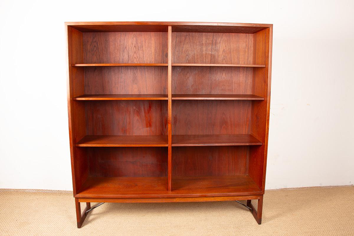 Magnificent large Scandinavian teak shelf or bookcase. Two sets of three adjustable shelves. Superb double U-shaped legs. A refined, highly functional, and elegant piece of furniture.
High-end craftsmanship.

Designer: Børge Mogensen
Manufacturer: