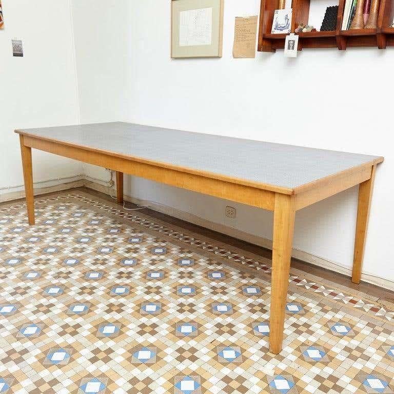 Grande table de salle à manger scandinave en bois et formica, vers 1960
par un designer inconnu.

En bon état d'origine, avec de légères usures dues à l'âge et à l'utilisation, préservant une belle patine.