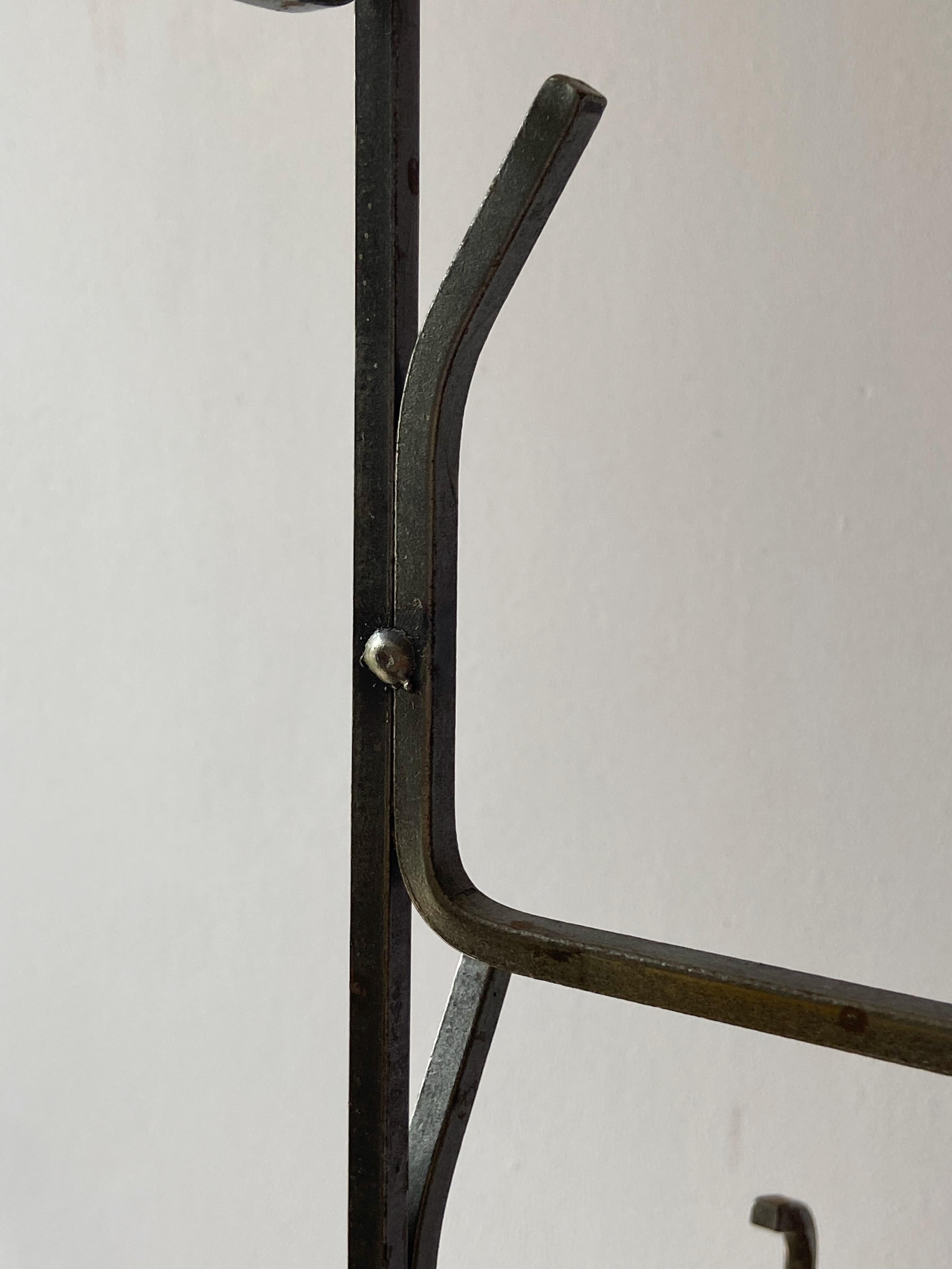 XX secolo Grande lampadario scandinavo in ferro battuto a quattro luci anni '60 in metallo e vetro in vendita
