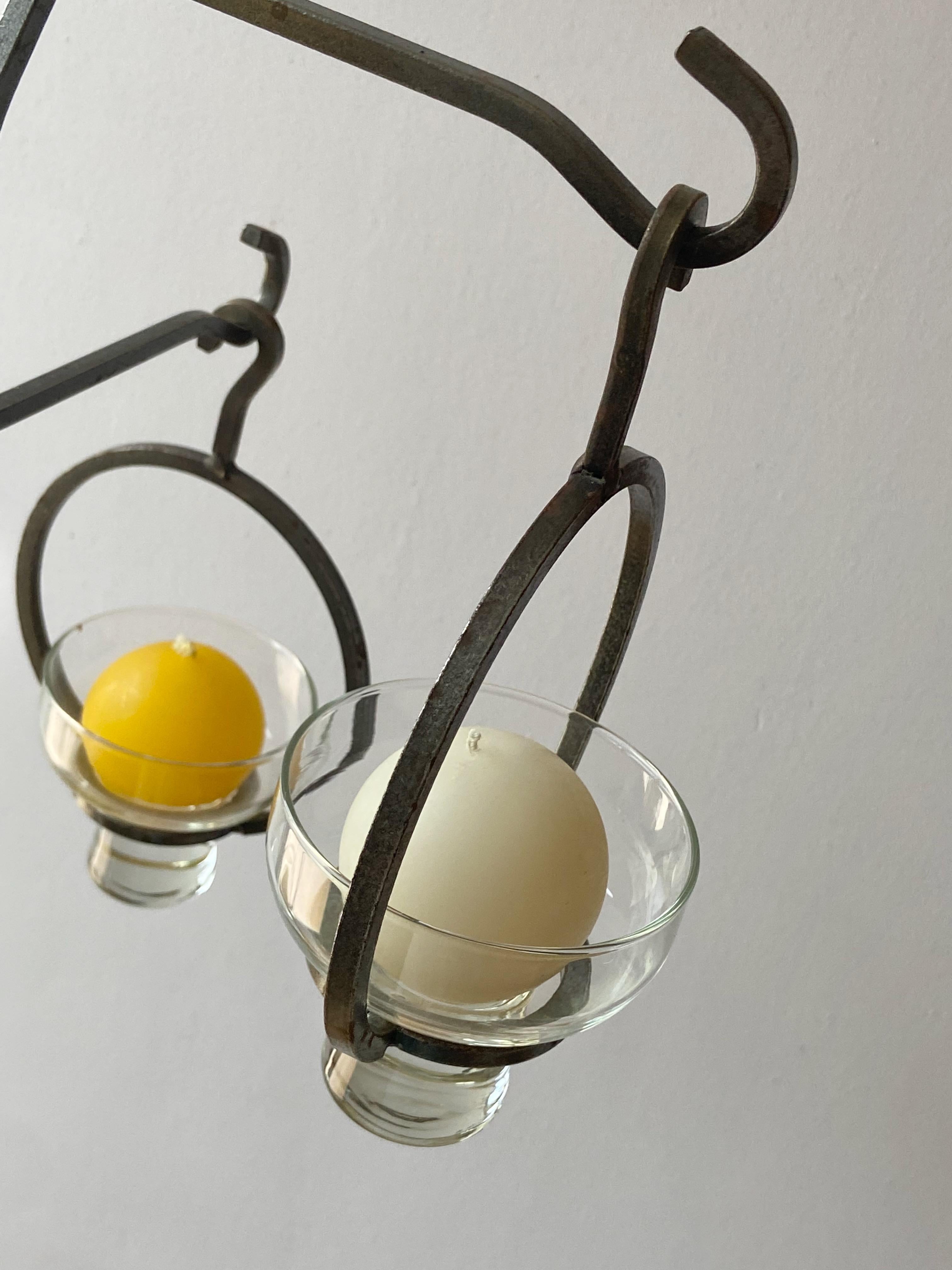 Metallo Grande lampadario scandinavo in ferro battuto a quattro luci anni '60 in metallo e vetro in vendita