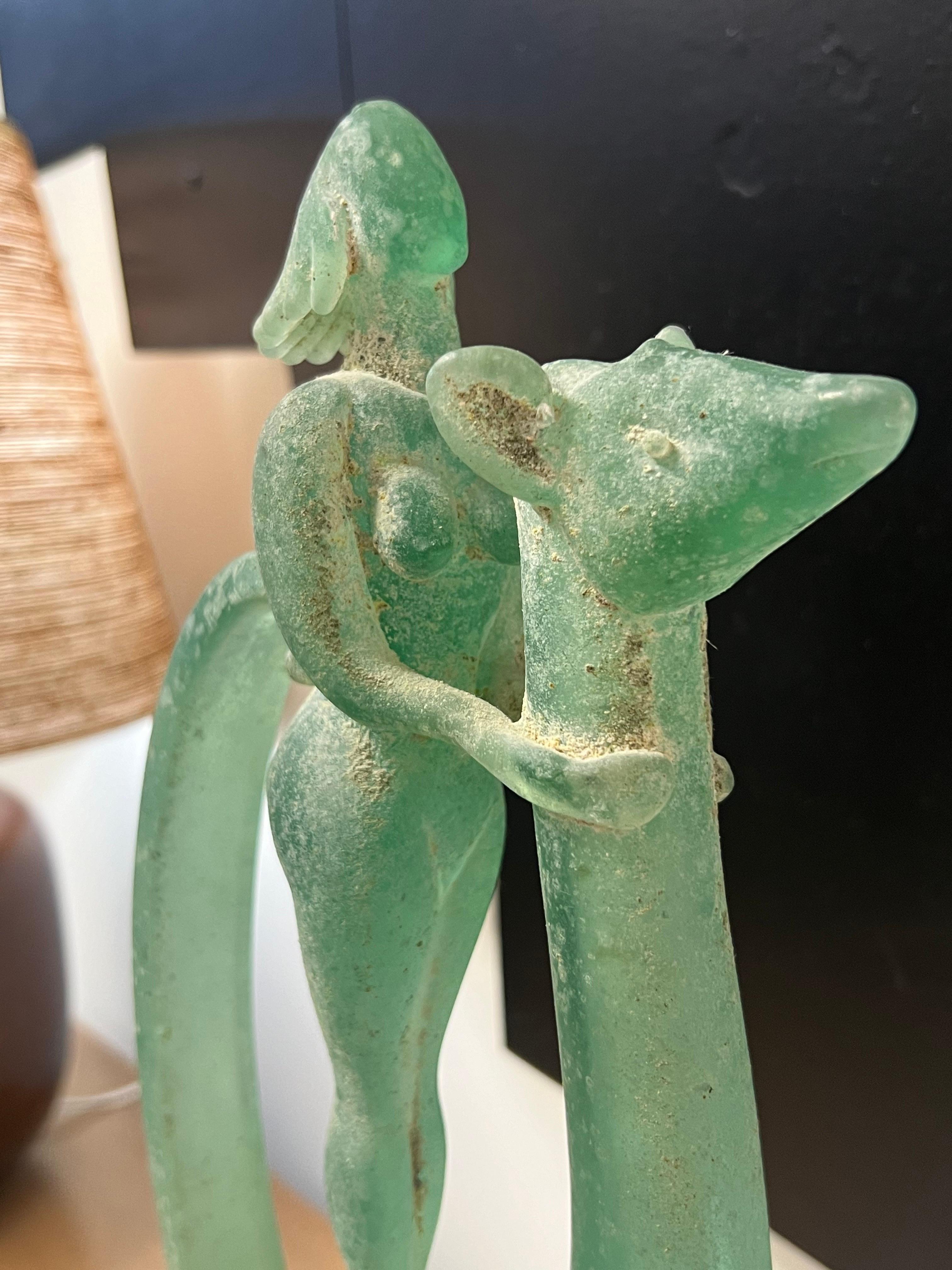 Grand vase carafe sculpté Scavo Corroso avec nu figuratif Bon état - En vente à Miami, FL