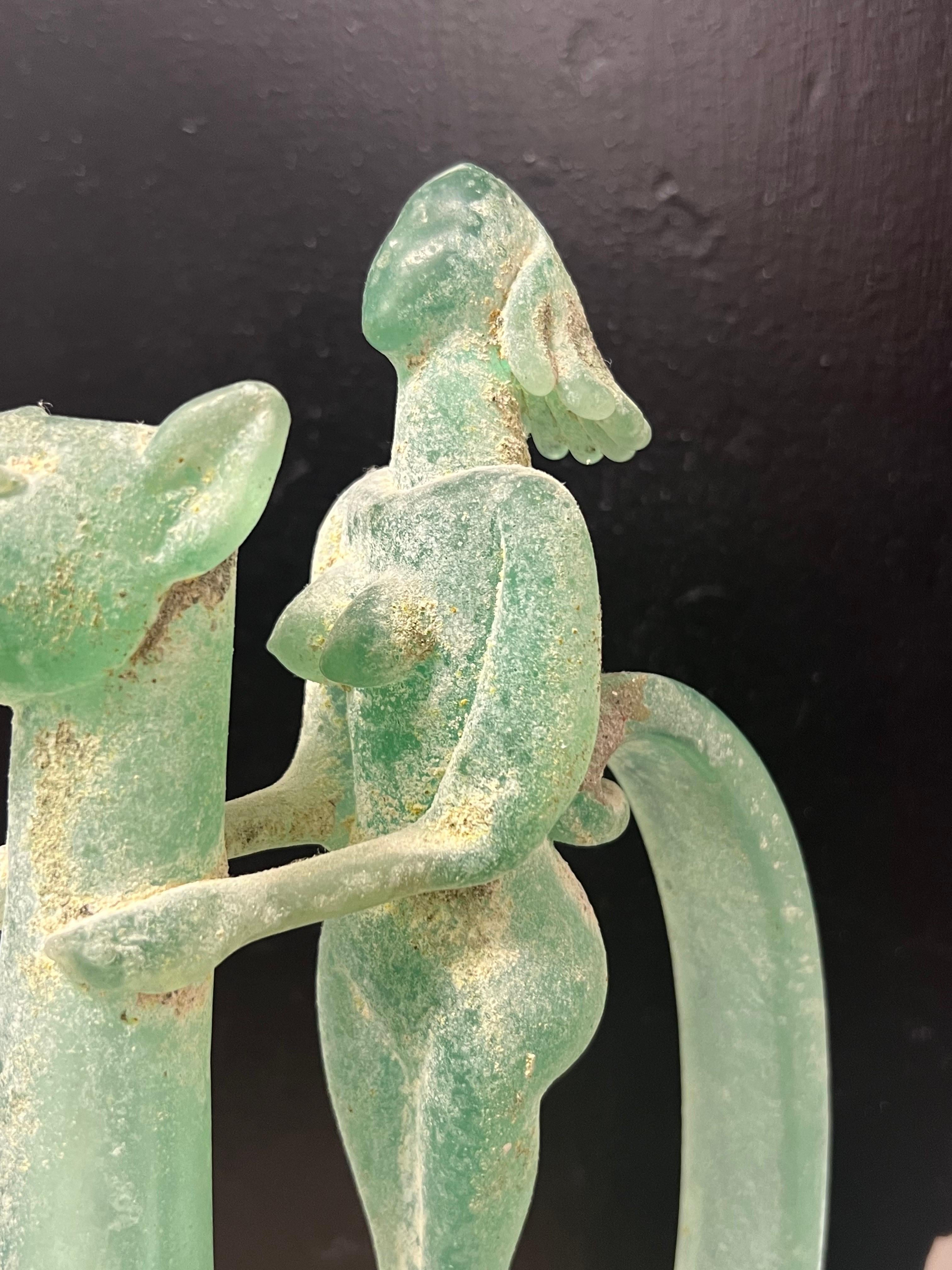 Verre d'art Grand vase carafe sculpté Scavo Corroso avec nu figuratif en vente