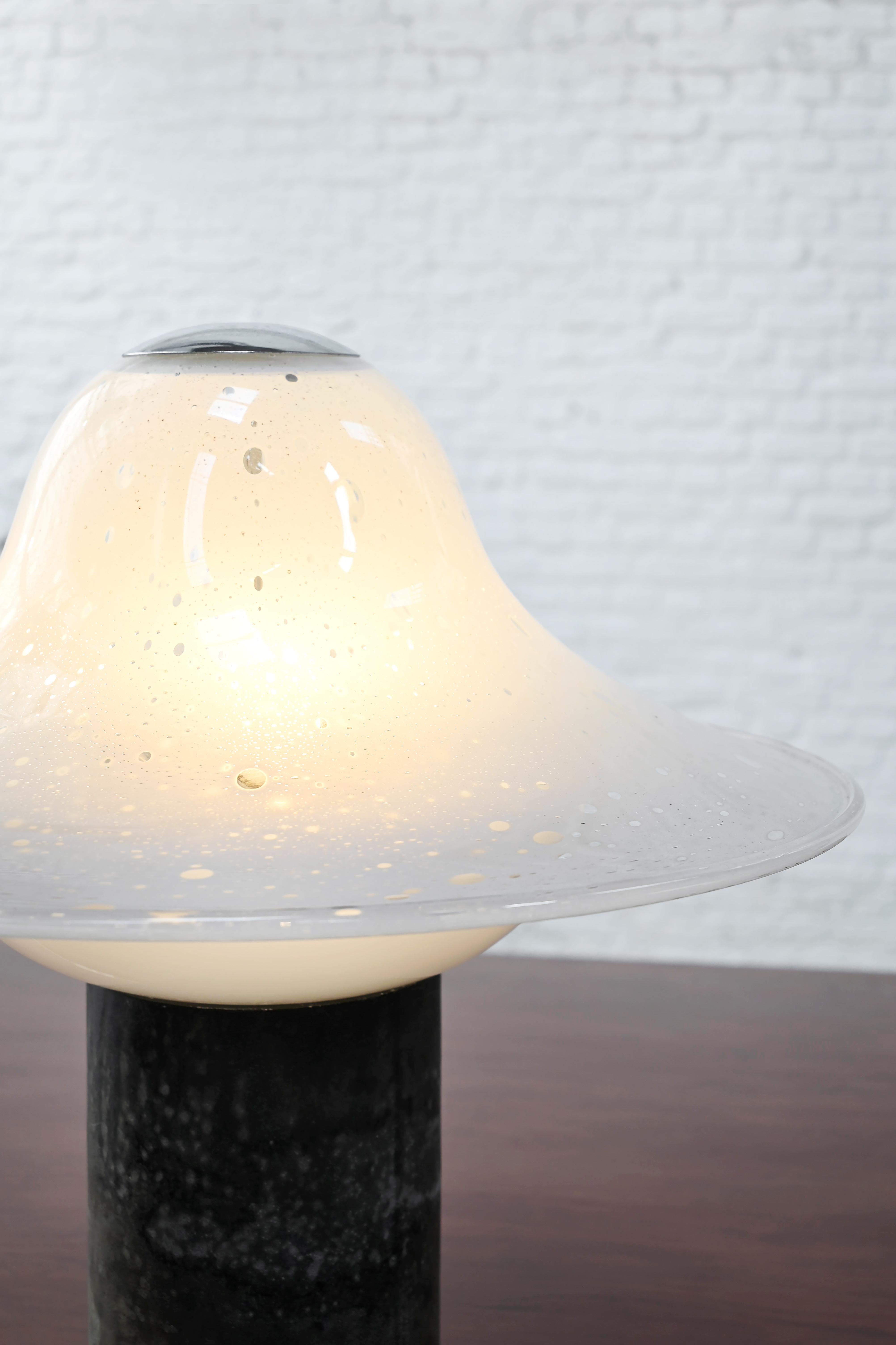 Gran lámpara de sobremesa de cristal de Murano Scavo de Alfredo Barbini, Italia Años 70 en Bueno estado para la venta en Antwerp, Antwerp