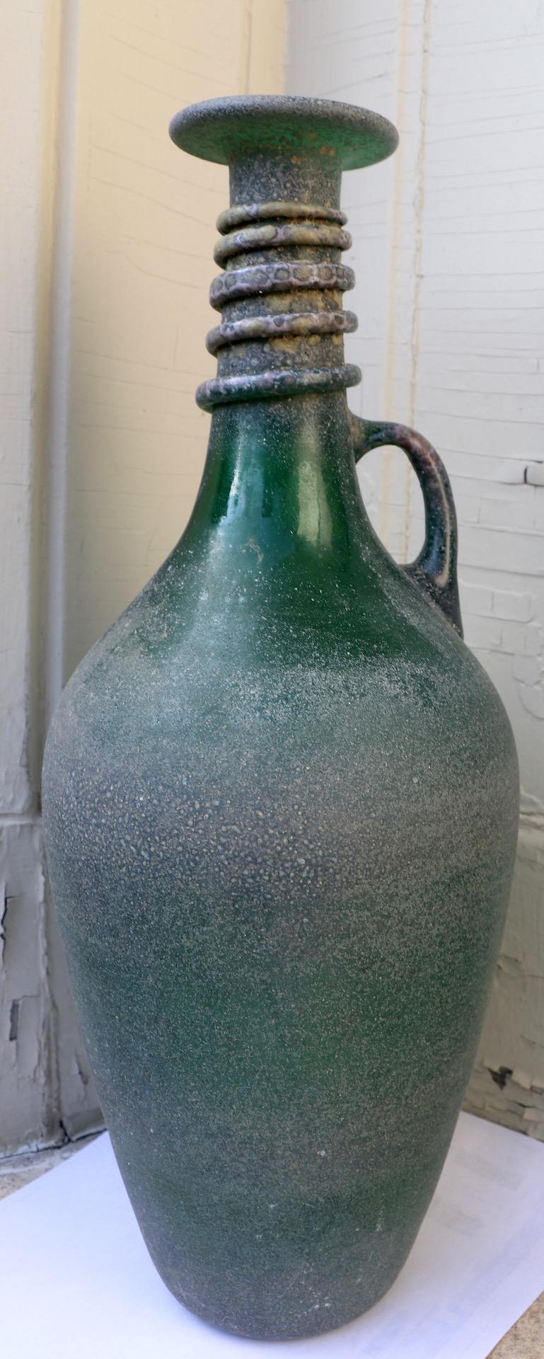Scavo, Corroso-Flasche in klassischer römischer Form, hergestellt in den 1980er Jahren von Seguso. Dieses Exemplar ist in perfektem Zustand, unsigniert.