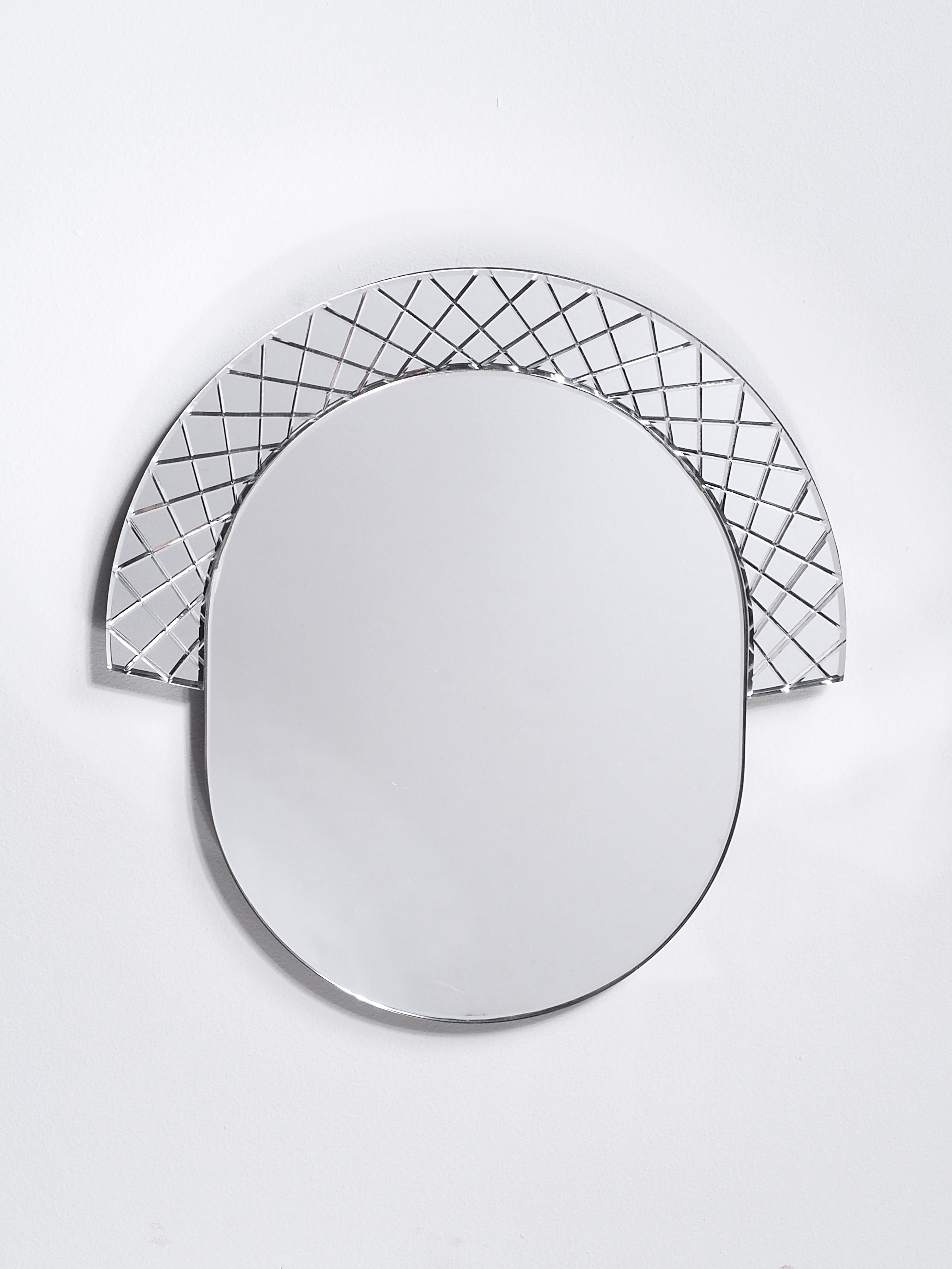 Grand miroir Murano Scena Elemento Uno de Nikolai Kotlarczyk.
Dimensions : D 3 x L 67 x H 65 cm. 
Matériaux : verre sculpté argenté, dos en bois gris foncé.
Également disponible dans d'autres tailles et motifs. 


Elemento est une série de miroirs