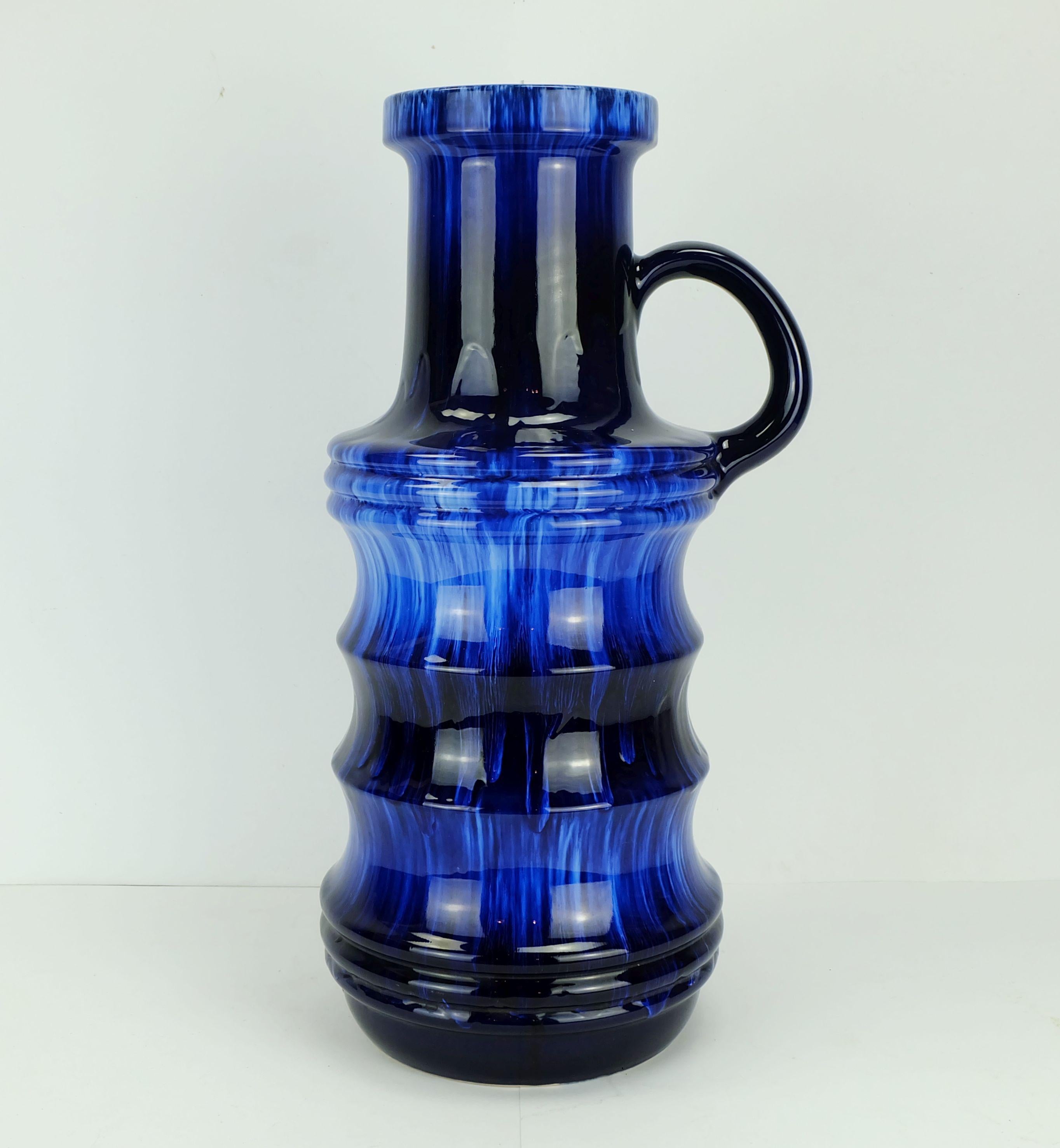 Grand vase de sol fabriqué par Scheurich Keramik, Allemagne de l'Ouest, dans les années 1960. Modèle 427-47 avec glaçure brillante en différentes nuances de bleu.

Hauteur 18 1/2