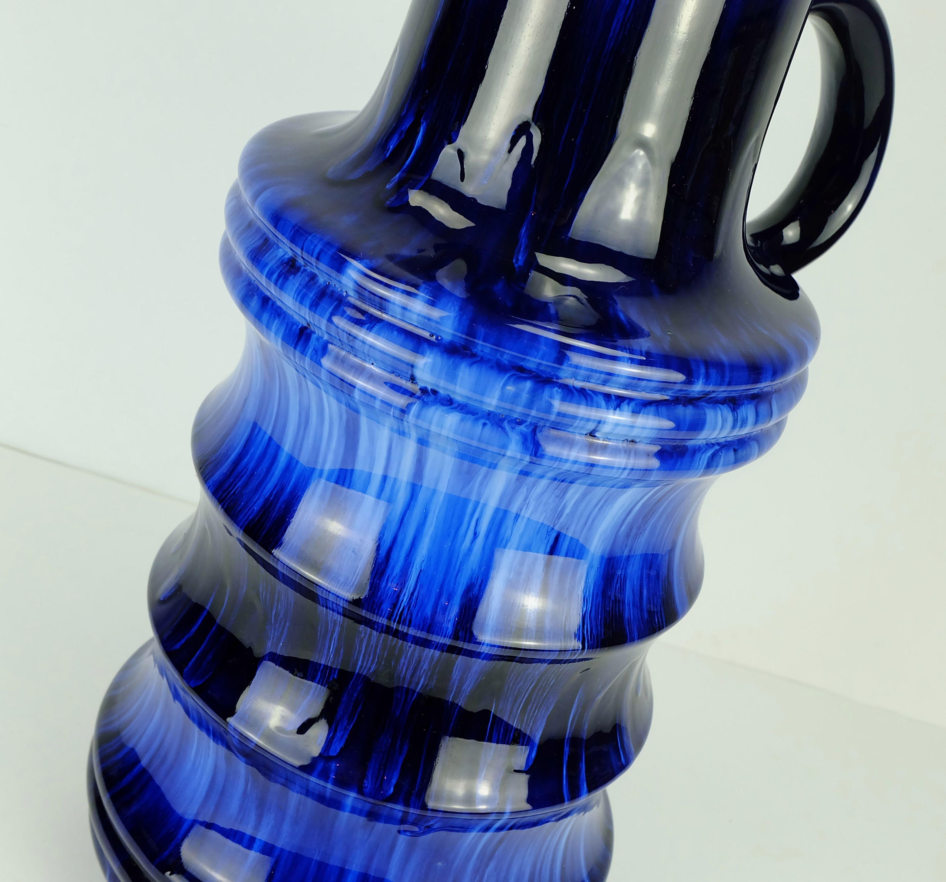 Milieu du XXe siècle Grande glaçure à gouttes FLOORVASE en céramique de scheurich différentes nuances de bleu n° 427-47 en vente