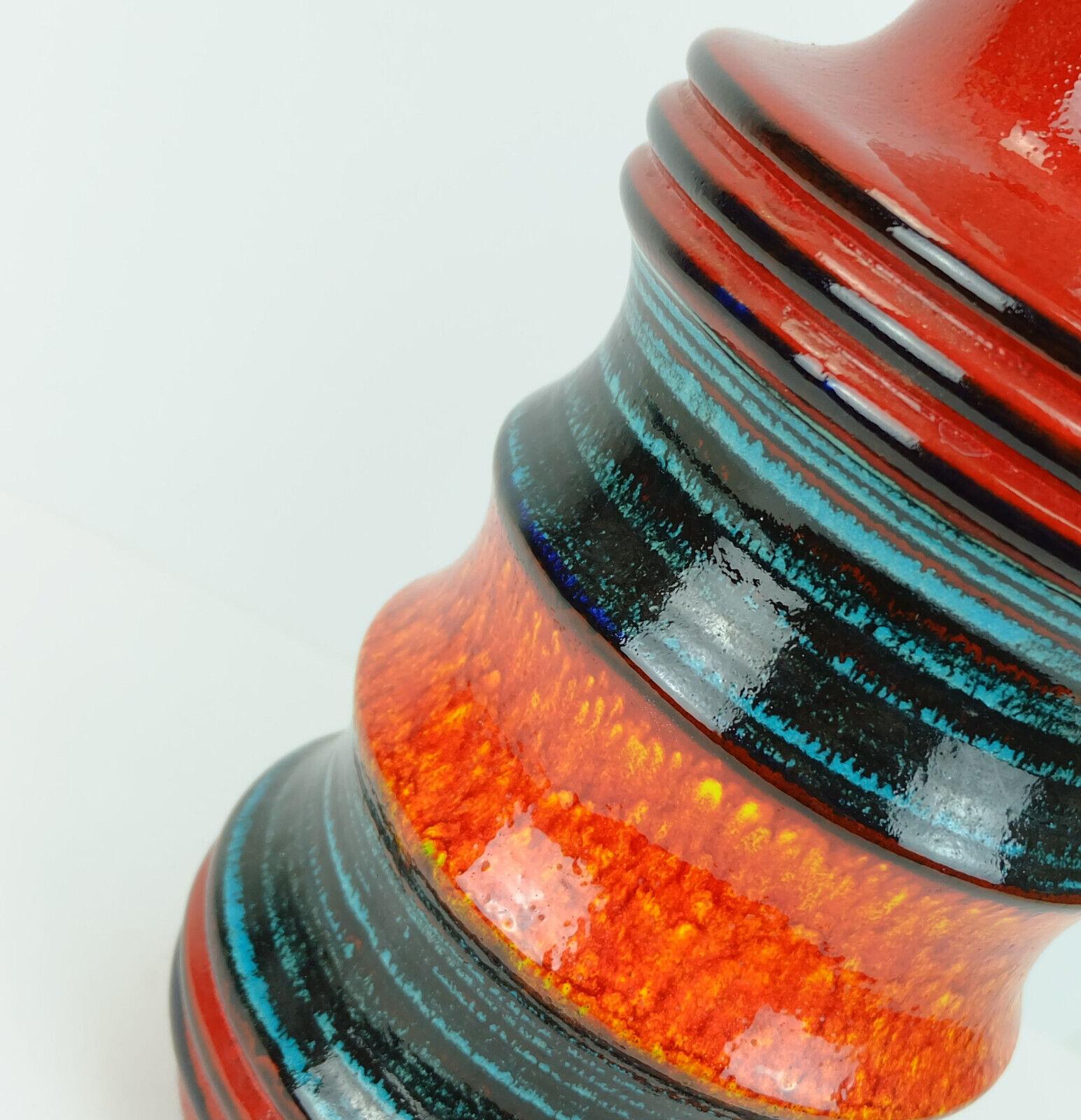 Grande cruche vase fabriquée par Scheurich Keramik dans les années 1960-70. Modèle no. 427-47 avec une glaçure très brillante dans une superbe combinaison de tons chauds et froids combinés avec du noir.

Dimensions en cm :
Hauteur 47 cm, diamètre 20