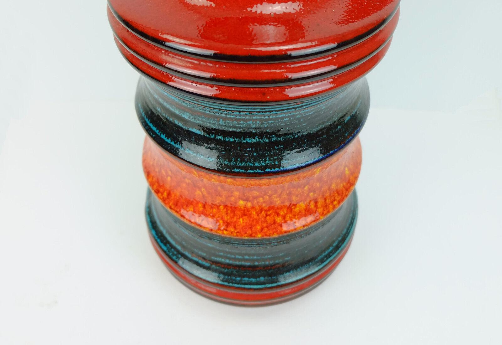 Milieu du XXe siècle grand vase scheurich en ceramique modele 427-47 motif stripe rouge orange noir en vente