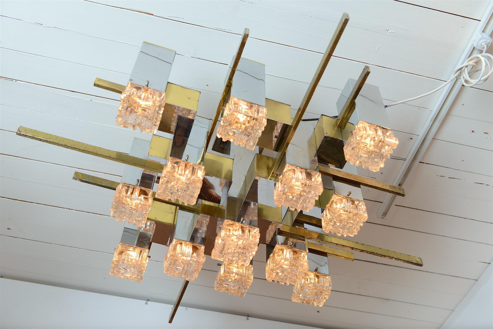 Impressive geometric Sciolari ceiling light.

Can be flush mount or hung on chain

Re wired for Europe and USA.