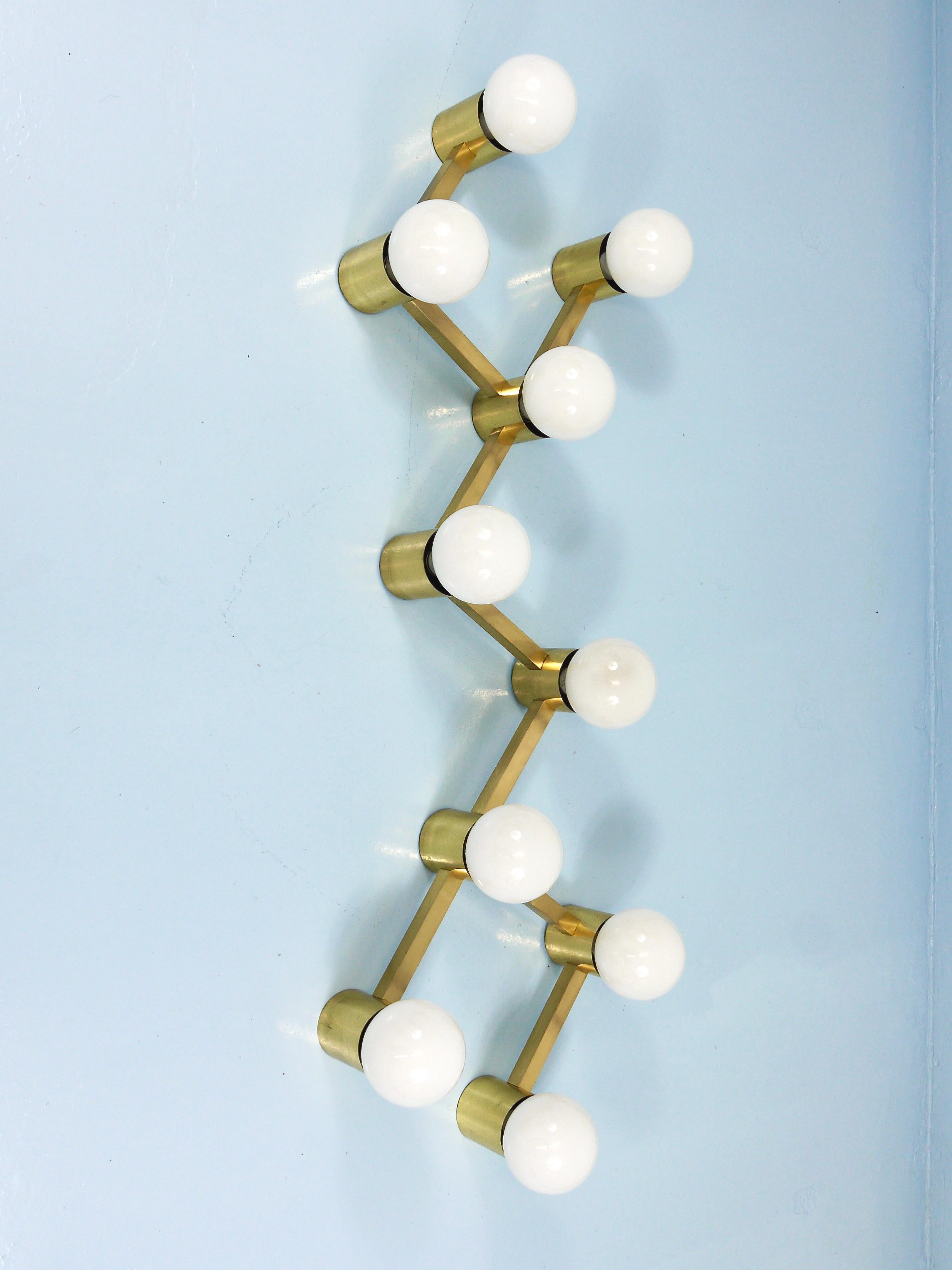 Große Sciolari-Stil ZigZag Messing Deckenleuchte & Wandleuchte, Österreich, 1970er Jahre (Österreichisch) im Angebot