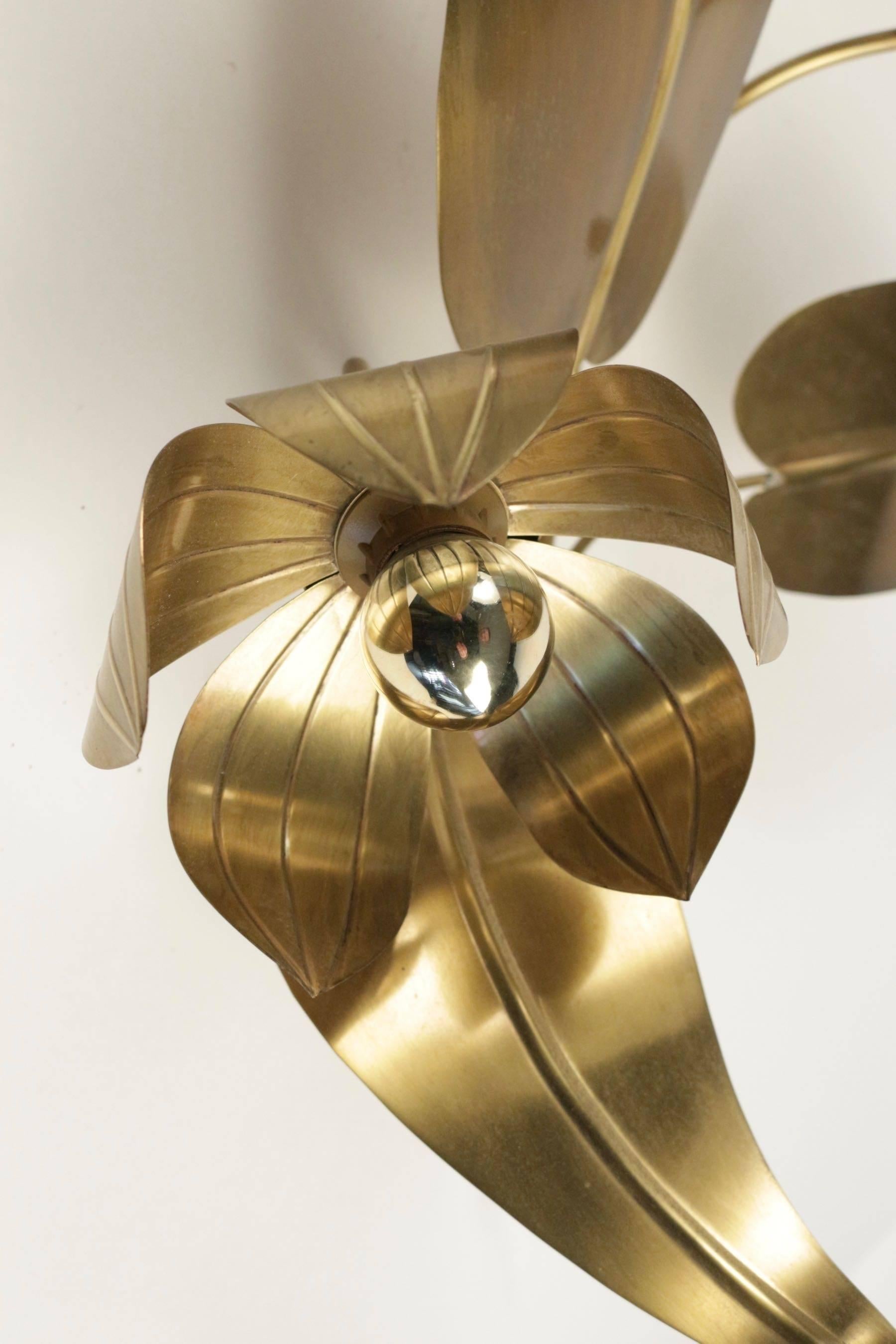 
The bouquet is composed of three arms of light formed by three large flowers with five petals each and each pistil receives the bulb.
Three large leaves of different heights complete the bouquet.
The whole is in gilded brass.


  