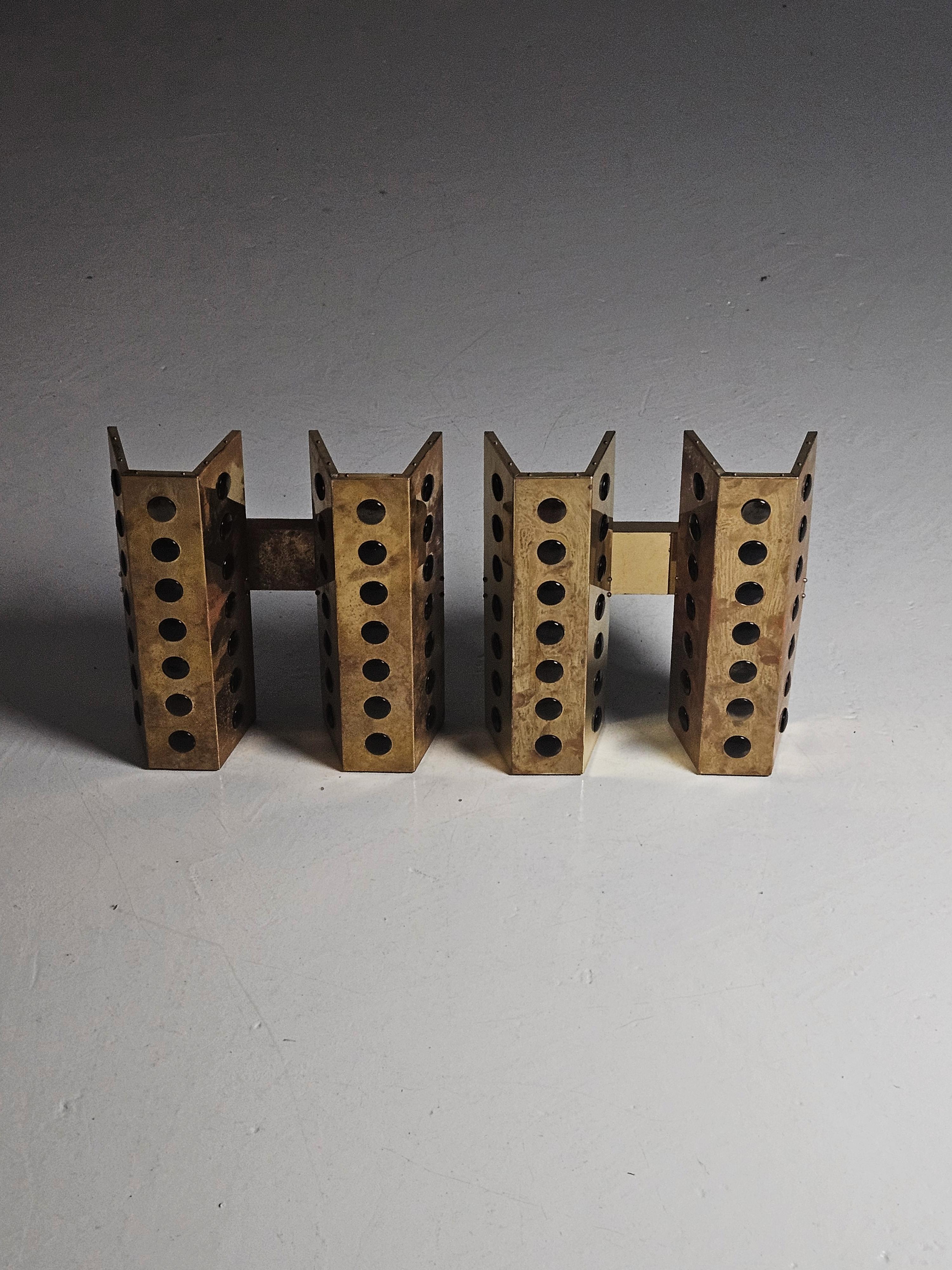 Monumentales Paar Wandlampen, entworfen von Hans-Agne Jakobsson für seine eigene Firma in Schweden in den 1950er Jahren.

Großes Format mit vier Lichtquellen in jedem Wandleuchter. Hergestellt aus Messing mit schönem Rauchglas.

Originalzustand mit