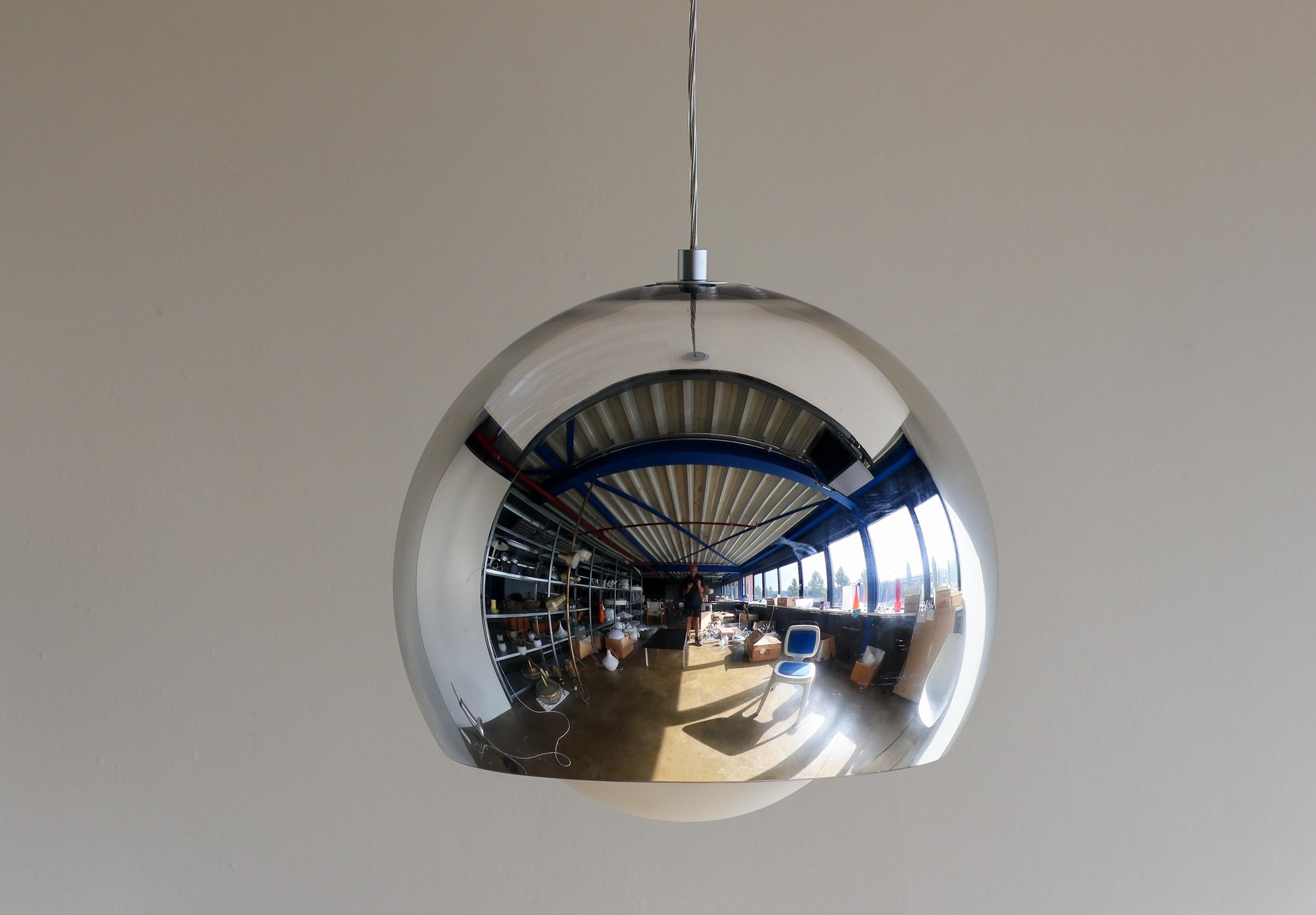 Grande suspension du designer italien Matteo Thun pour Zumtobel lightning. 
Les luminaires suspendus sphériques offrent un effet d'éclairage idéal grâce à leur unité de luminaire partiellement transparente avec un revêtement chromé réfléchissant et