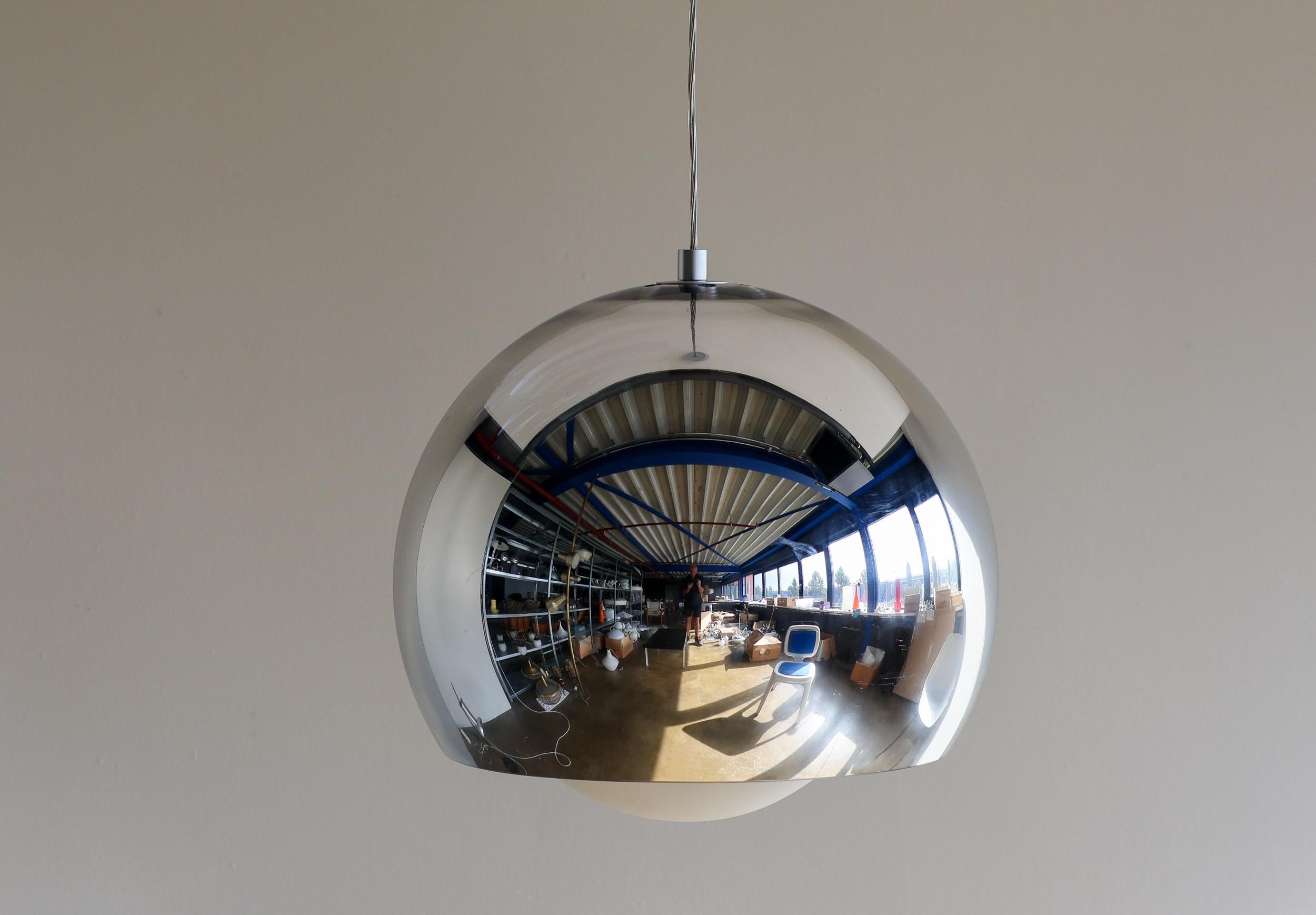 Grande pendente del designer italiano Matteo Thun per Zumtobel lightning. 
Gli apparecchi a sospensione sferici offrono un effetto luminoso ideale grazie all'unità di illuminazione parzialmente trasparente con rivestimento cromato riflettente e