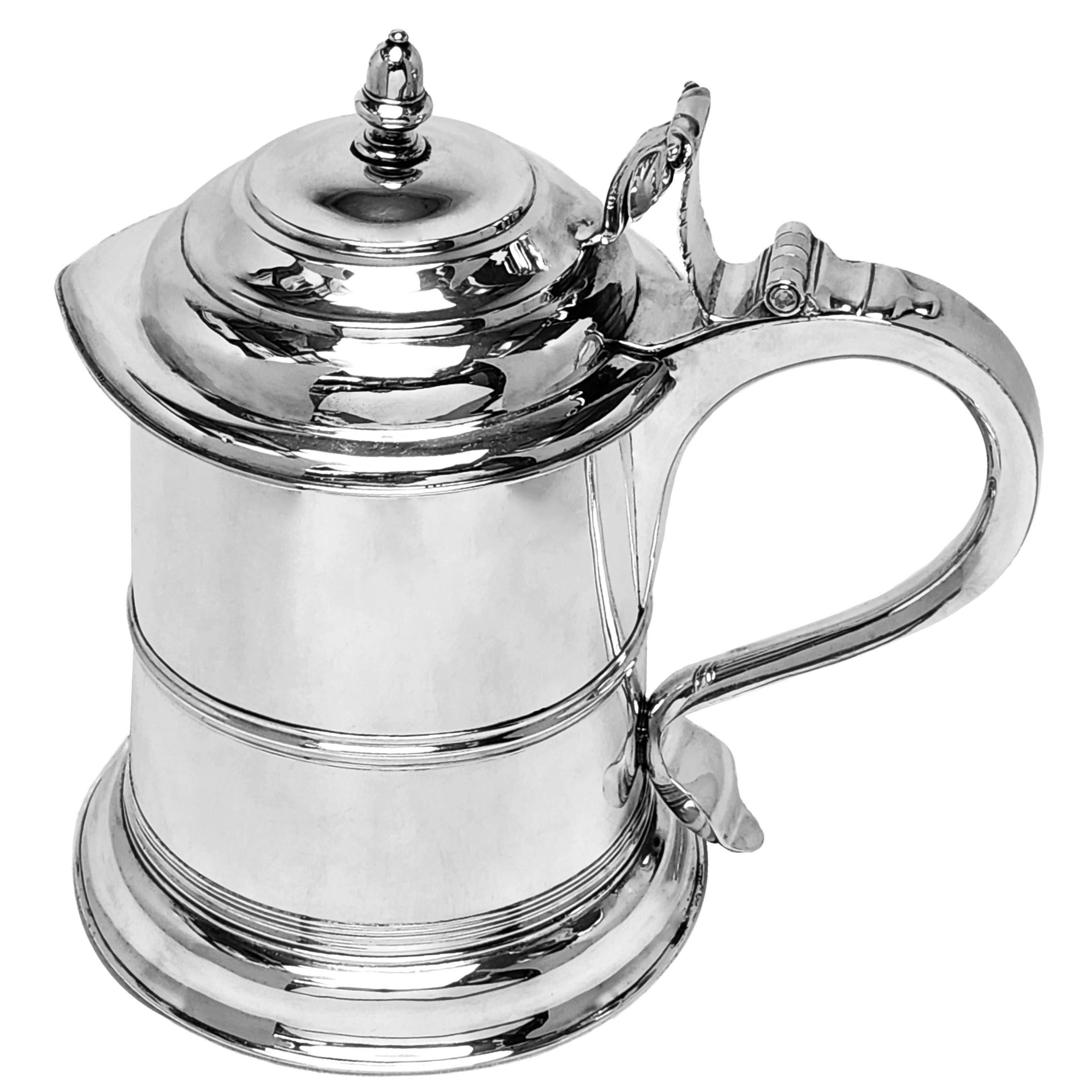 Un magnifico boccale con coperchio in argento sterling antico Giorgio II di dimensioni eccessive con una classica forma leggermente affusolata e dai lati dritti. Questo boccale d'argento massiccio del primo periodo georgiano ha un'imponente