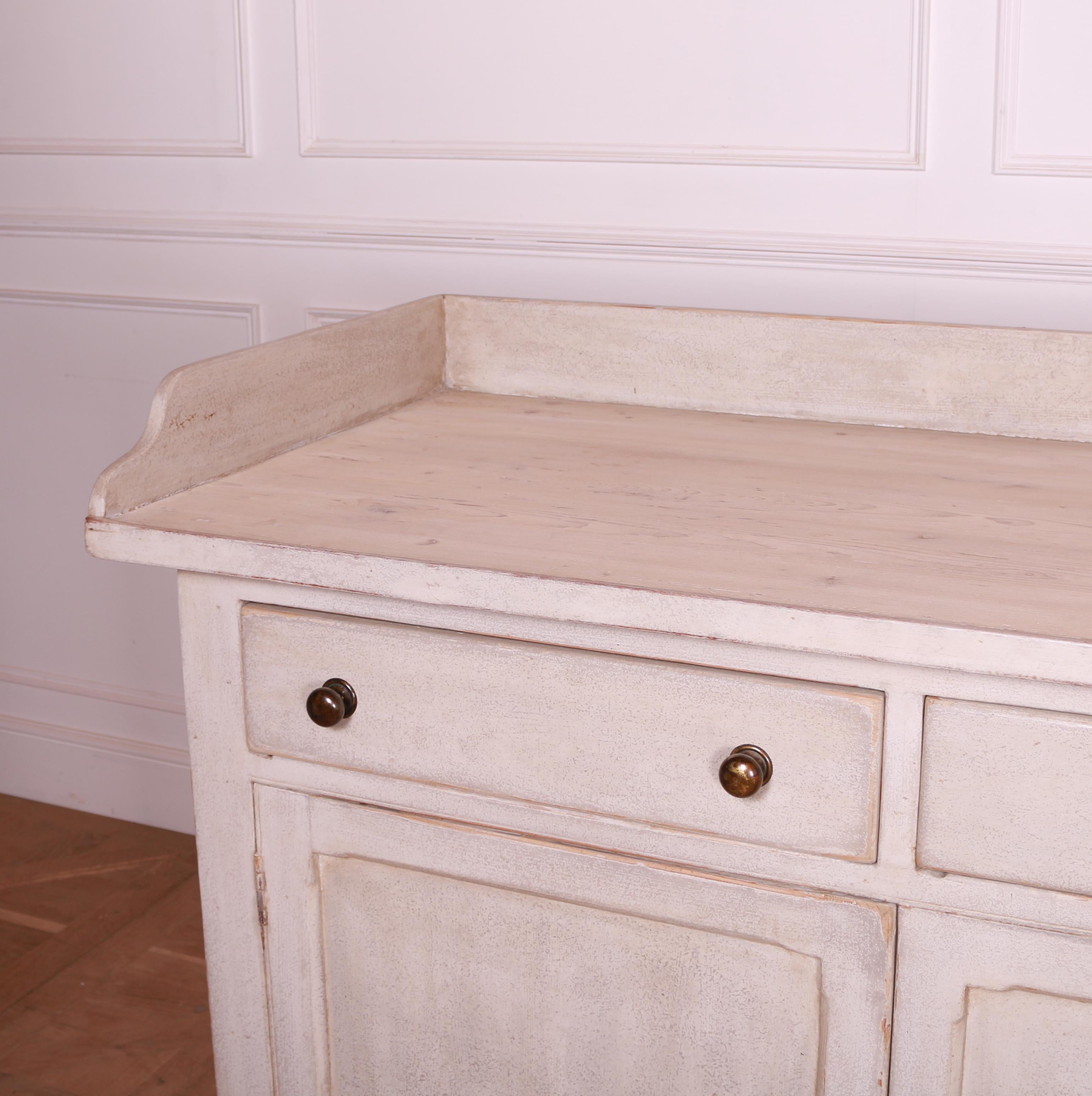 Pin Grande base de commode écossaise en vente